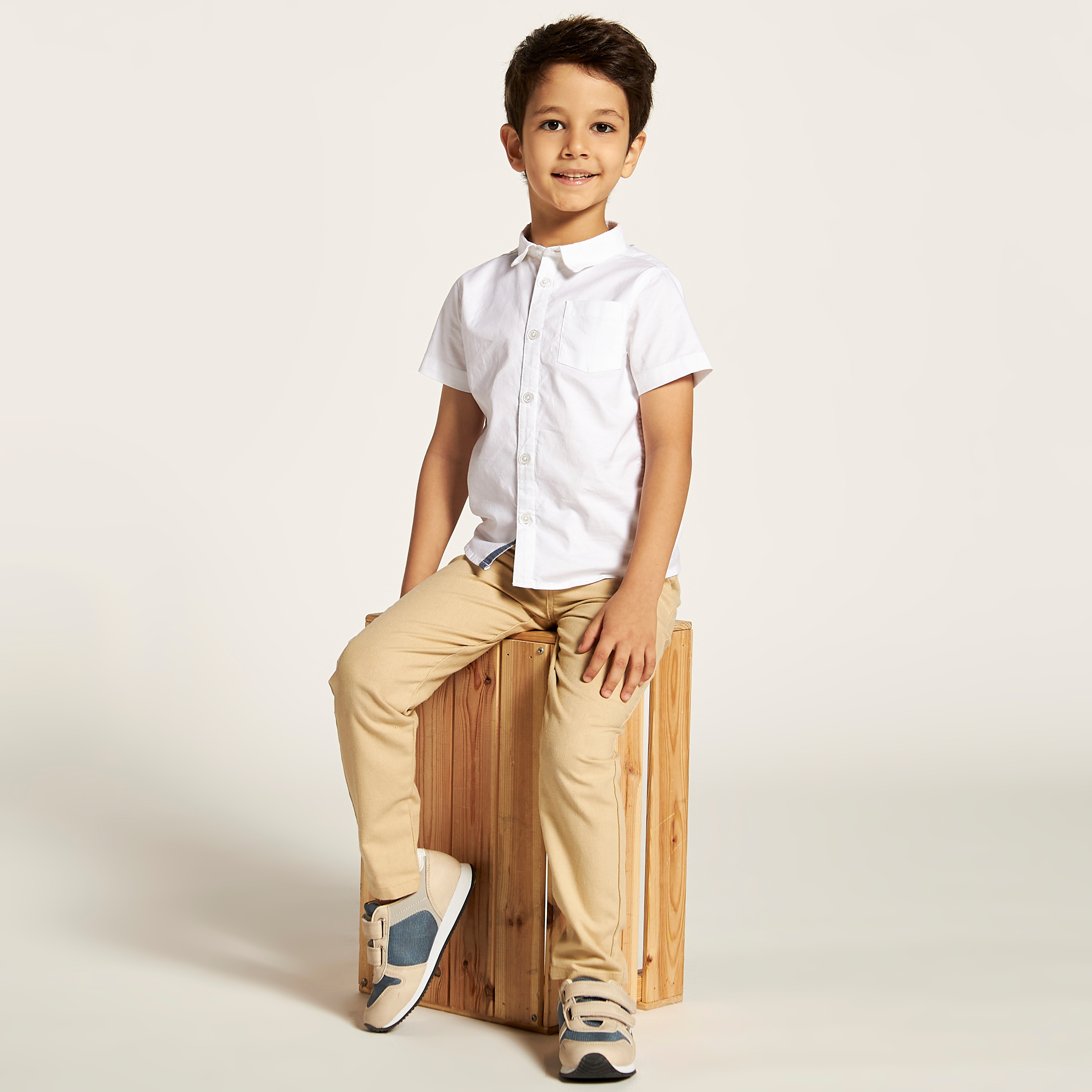 قميص سادة بأكمام قصيرة وجيب خارجي من جونيورز-boys-clothing-shirts-image-1