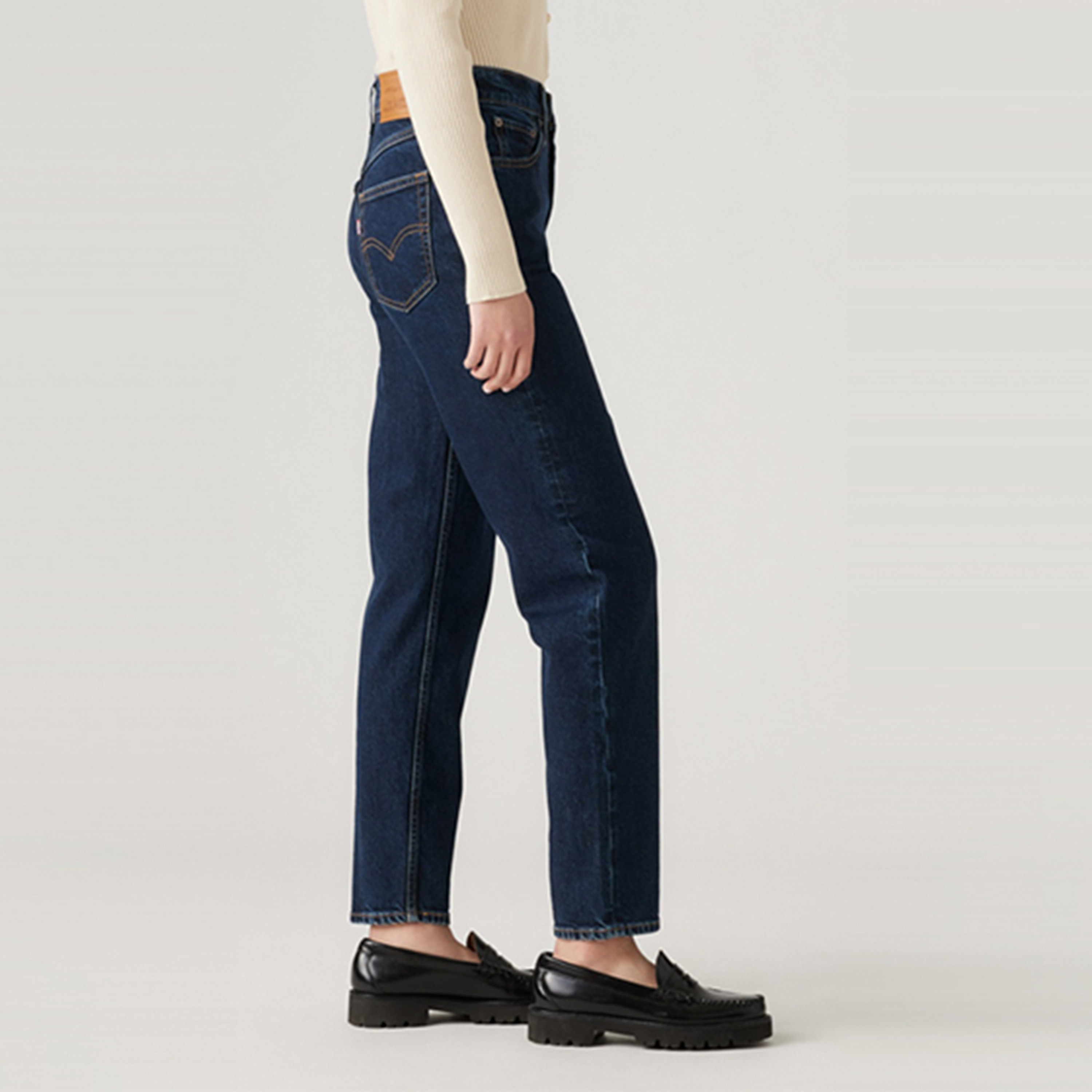 ليفايس بنطلون جينز موم للنساء باللون الأزرق وخمسة جيوب، مقاس 32-women-clothing-bottoms-jeans-image-3