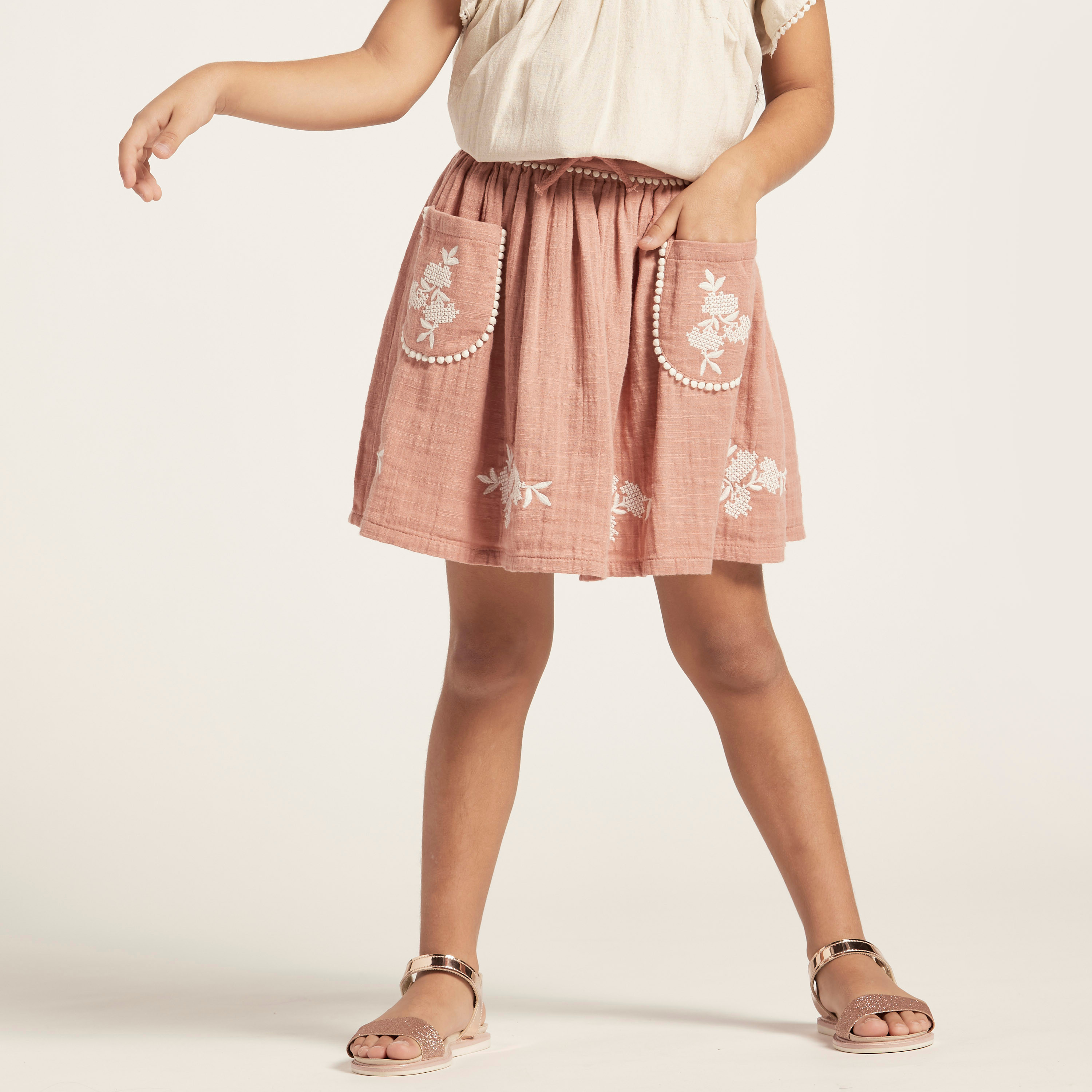 تنورة بارزة الملمس بخصر مطّاطي وتفاصيل تطريز-baby-girls-clothing-bottoms-skirts-image-3