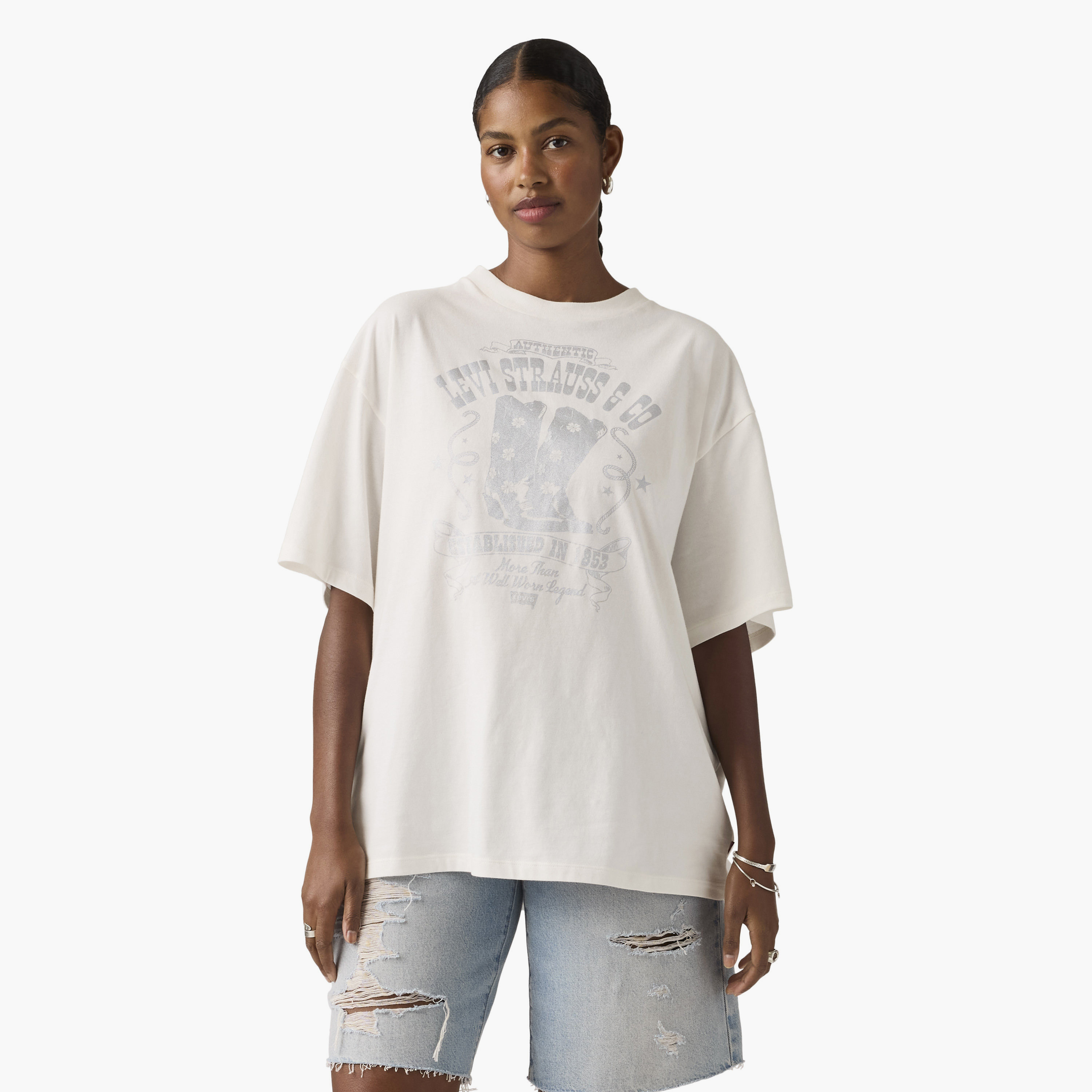 تي شيرت نسائي بطبعة جرافيك وياقة دائرية وأكمام قصيرة من ليفايس-women-clothing-tshirts-image-1