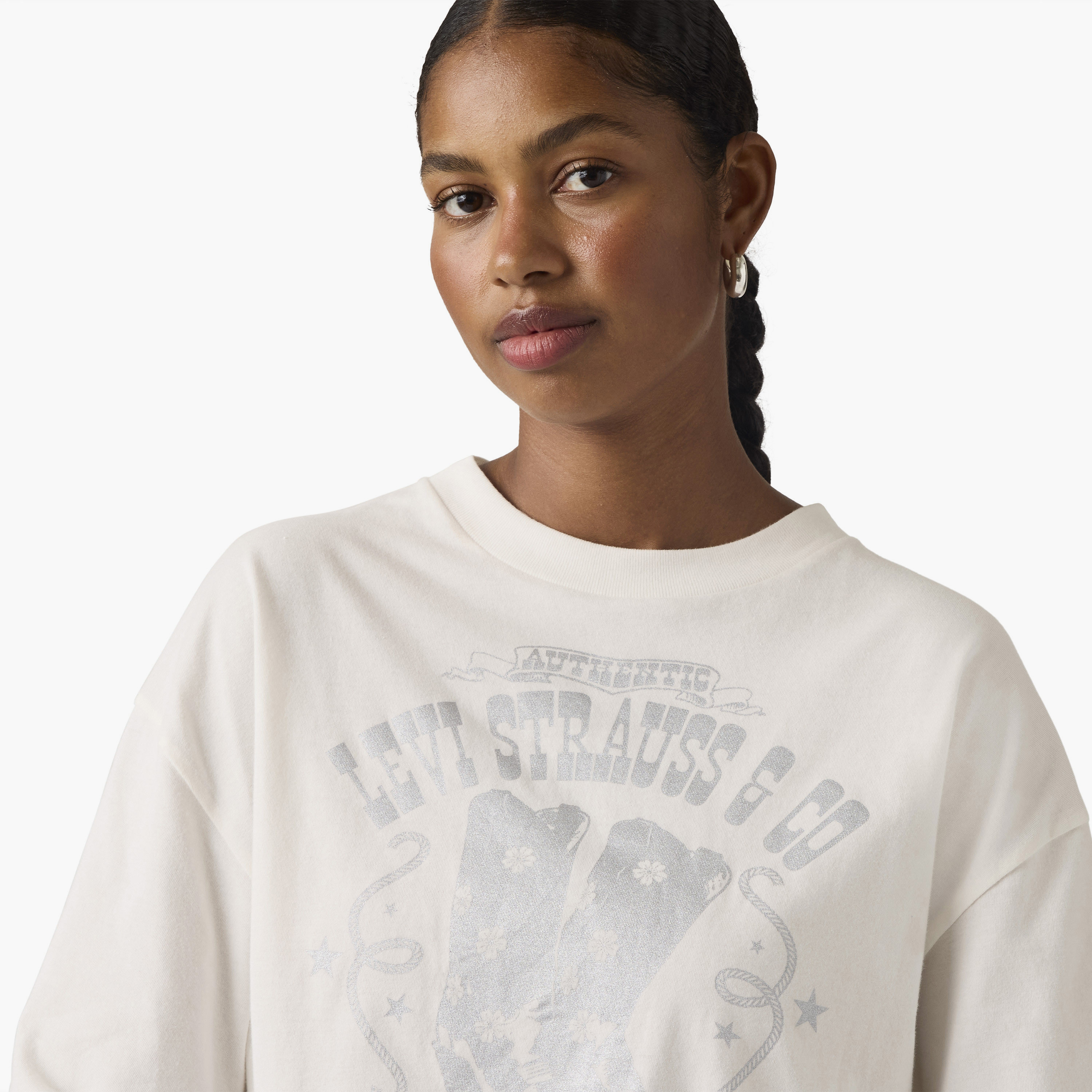 تي شيرت نسائي بطبعة جرافيك وياقة دائرية وأكمام قصيرة من ليفايس-women-clothing-tshirts-image-2