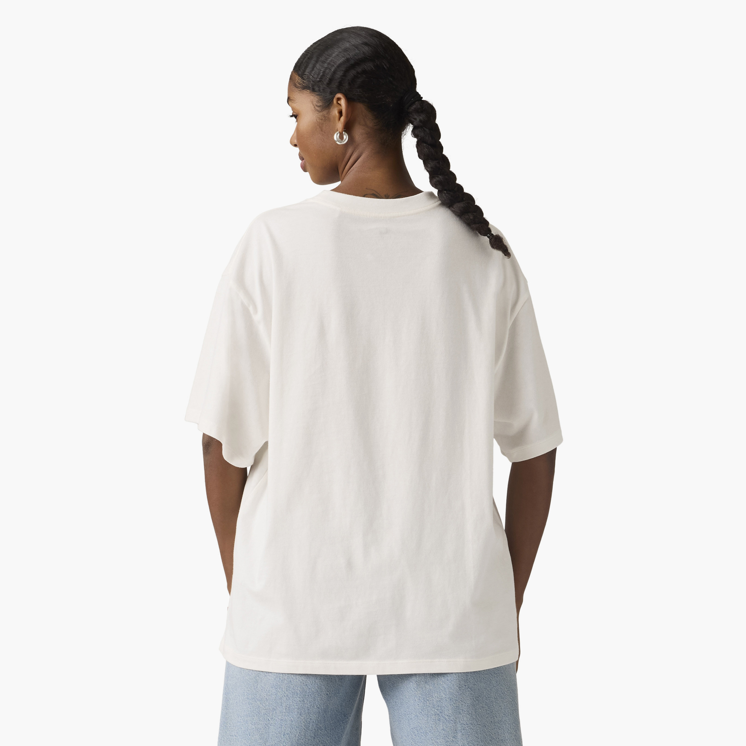 تي شيرت نسائي بطبعة جرافيك وياقة دائرية وأكمام قصيرة من ليفايس-women-clothing-tshirts-image-3