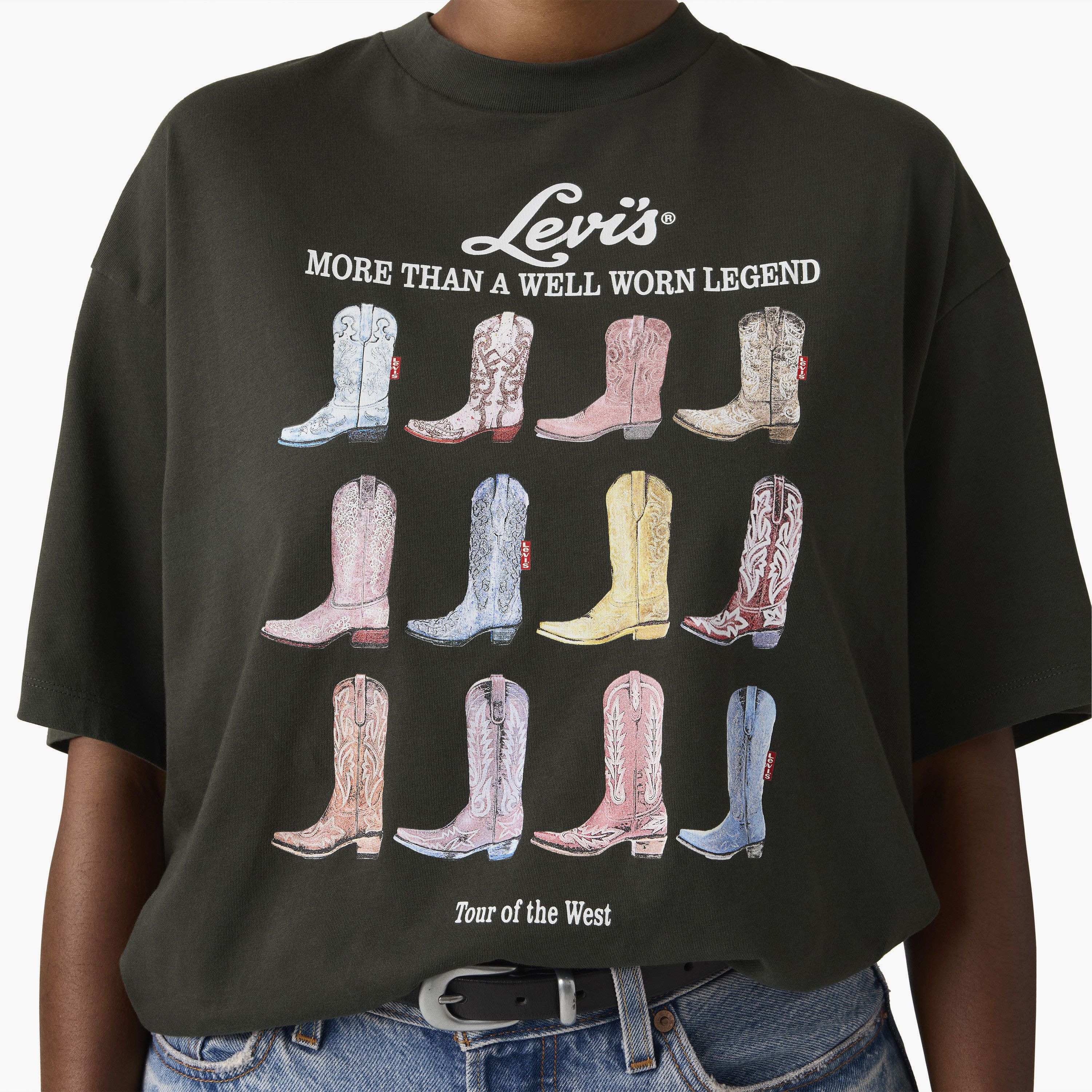 تي شيرت نسائي بطبعة جرافيك وياقة دائرية وأكمام قصيرة من ليفايس-women-clothing-tshirts-image-2