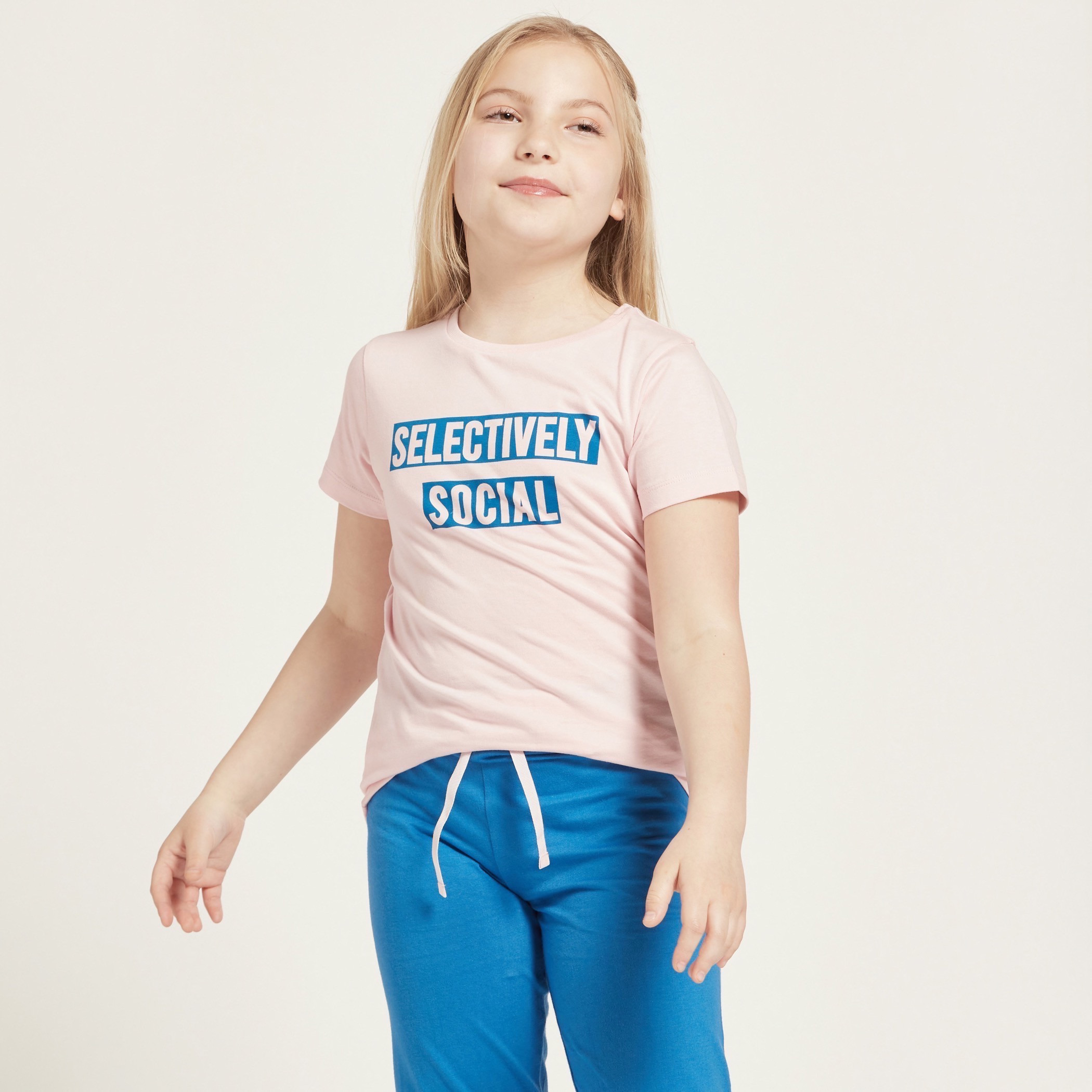 طقم بنطلون بيجاما وتيشيرت بأكمام قصيرة وطبعات نصيّة من جونيورز-girls-clothing-nightwear-image-3