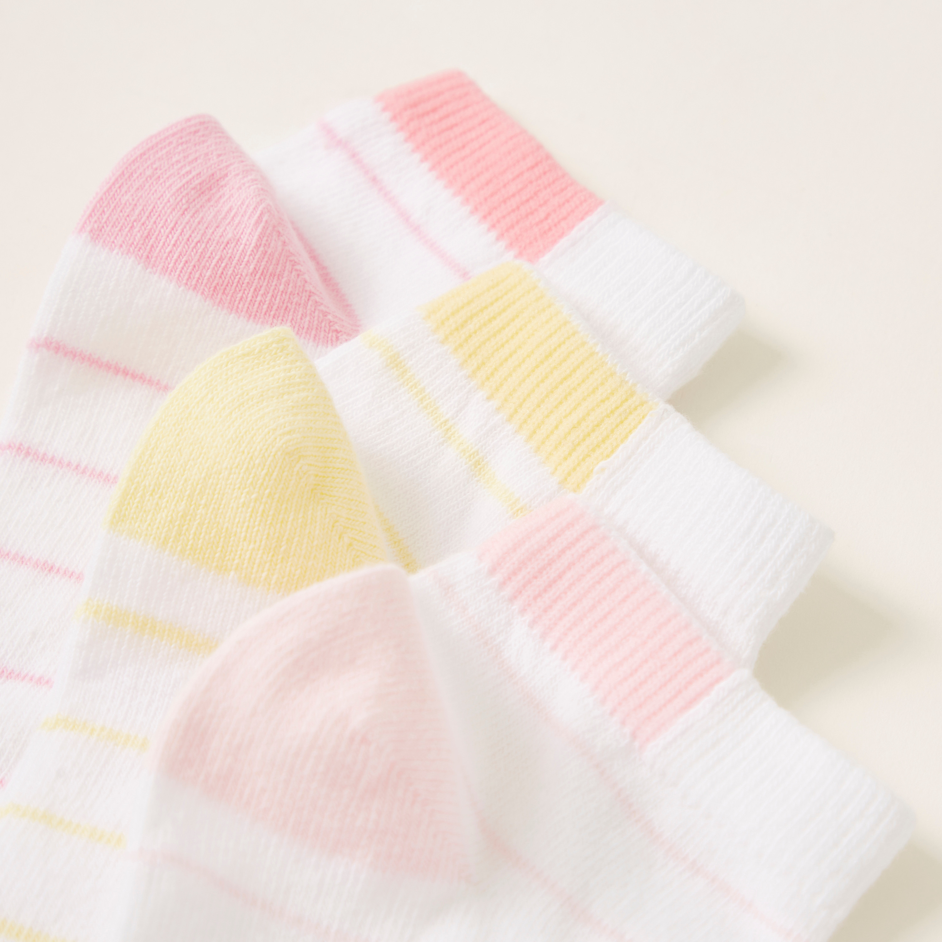 جوارب مخططة بطول الكاحل من جونيورز - طقم من 3 أزواج-baby-girls-accessories-socks-image-3