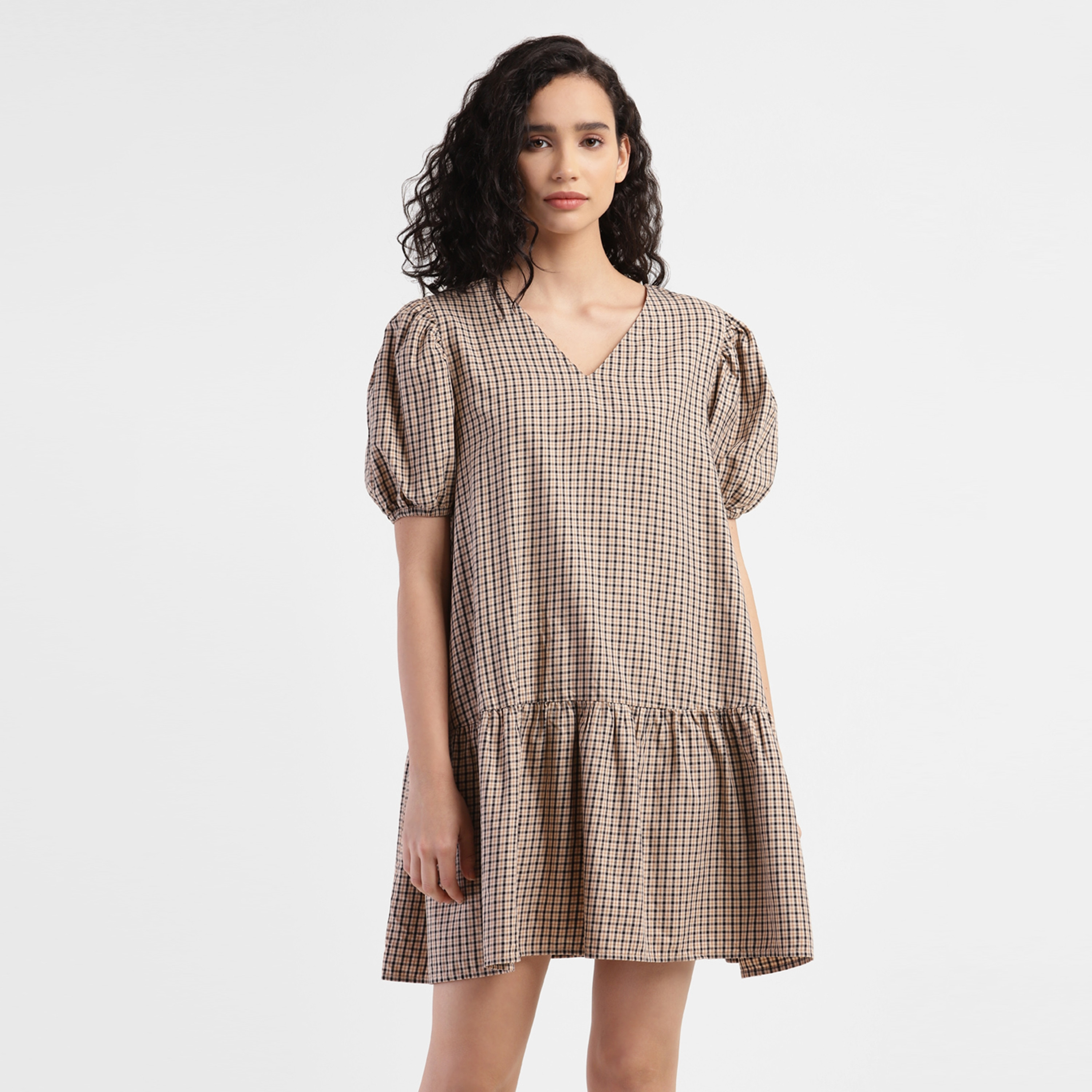 فستان قصير على شكل حرف V من ليفايس-women-clothing-dresses-image-1
