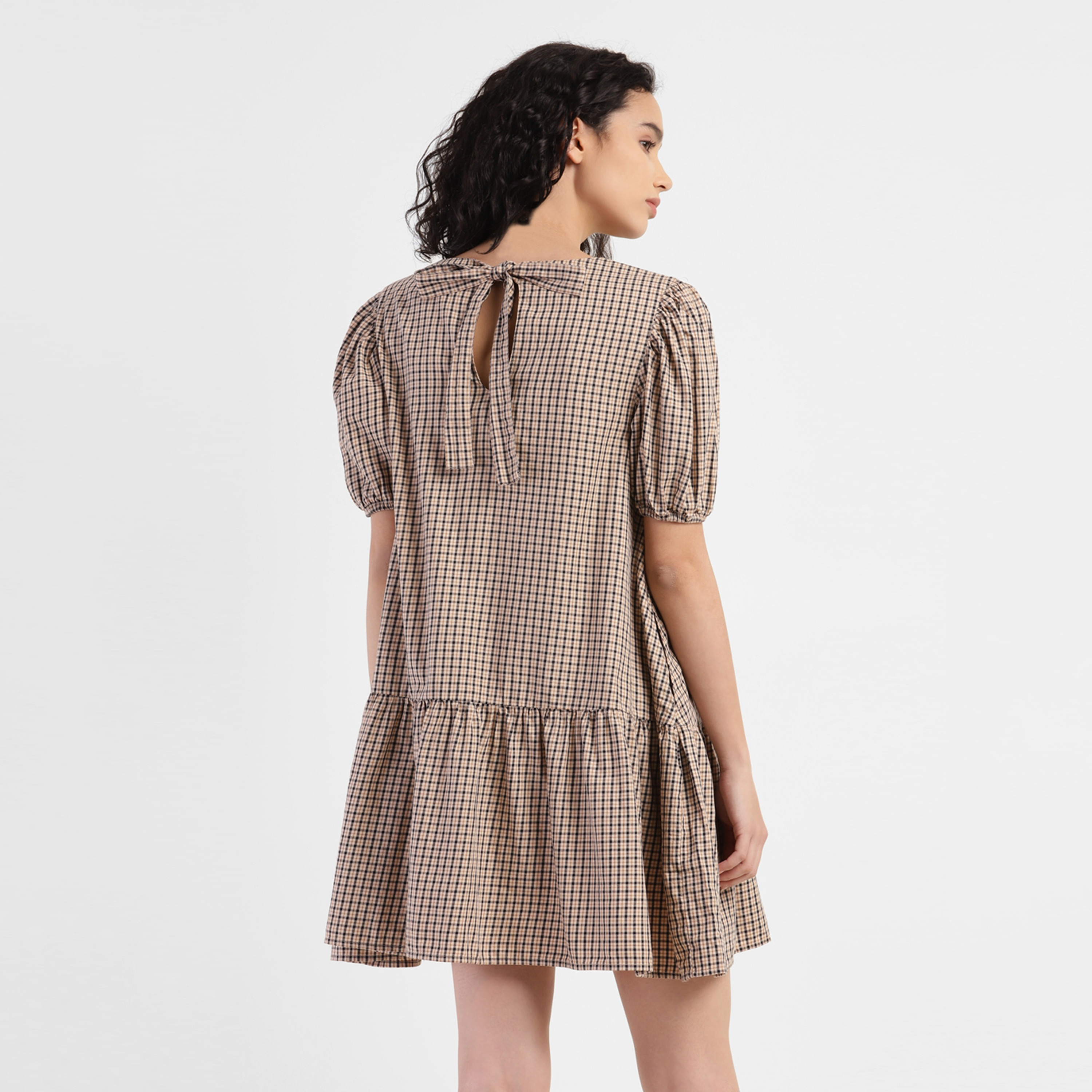 فستان قصير على شكل حرف V من ليفايس-women-clothing-dresses-image-4