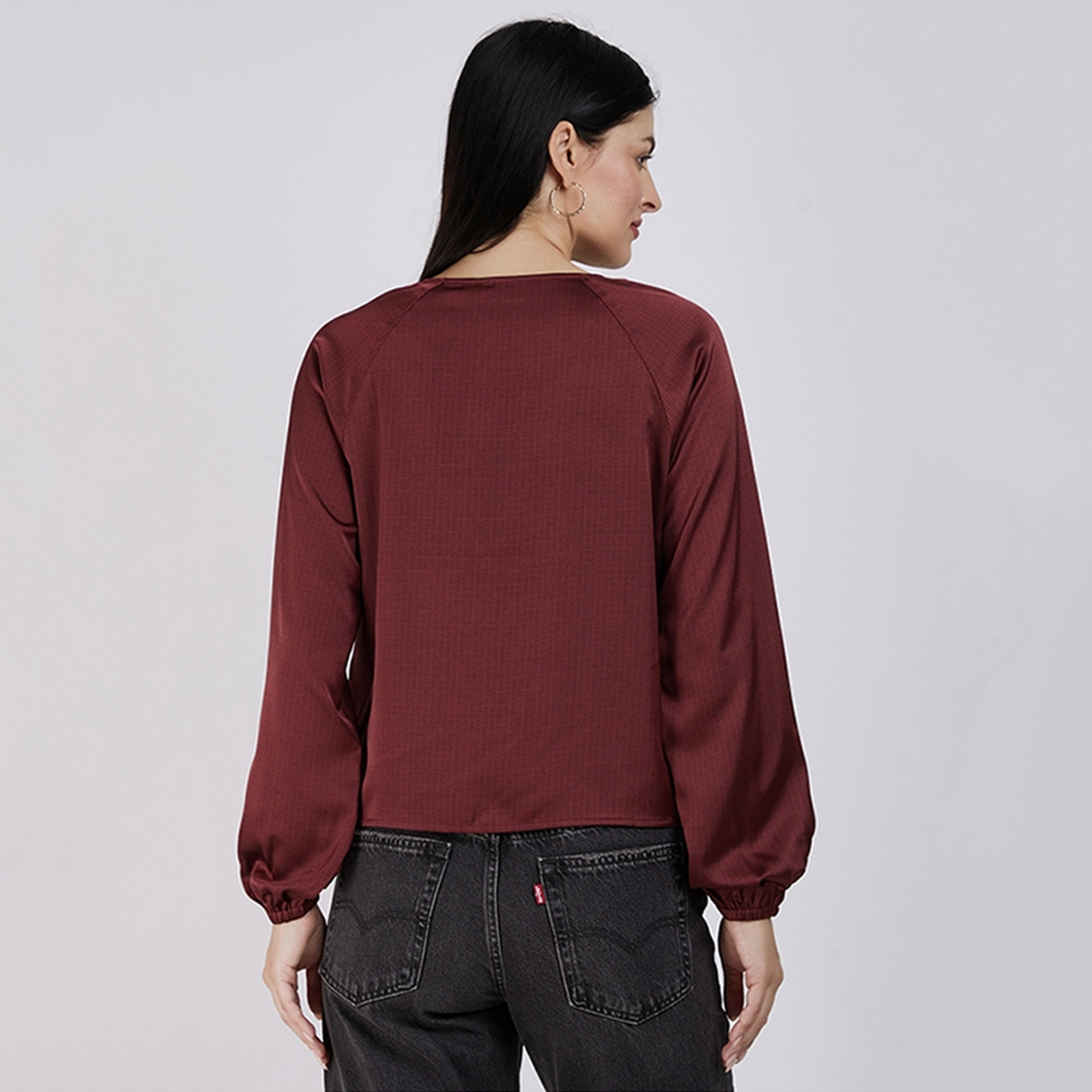 بلوزة بياقة سويتهارت هندسية وأكمام منفوخة من ليفايس-women-clothing-shirtsandblouses-blouses-image-4