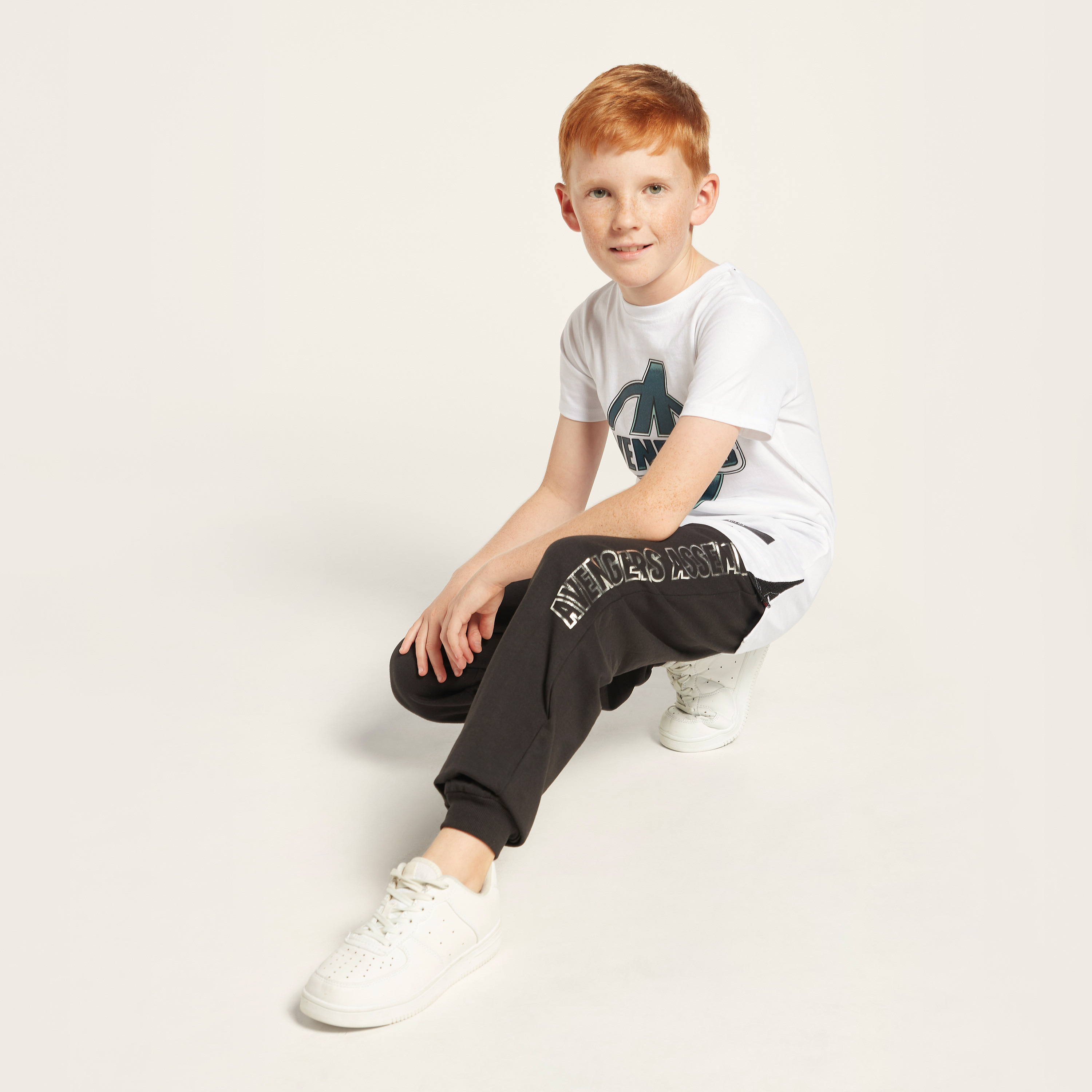 طقم بنطلون رياضي وتيشيرت بأكمام قصيرة وطبعات أفينجرز-boys-clothing-setsandcoords-image-2