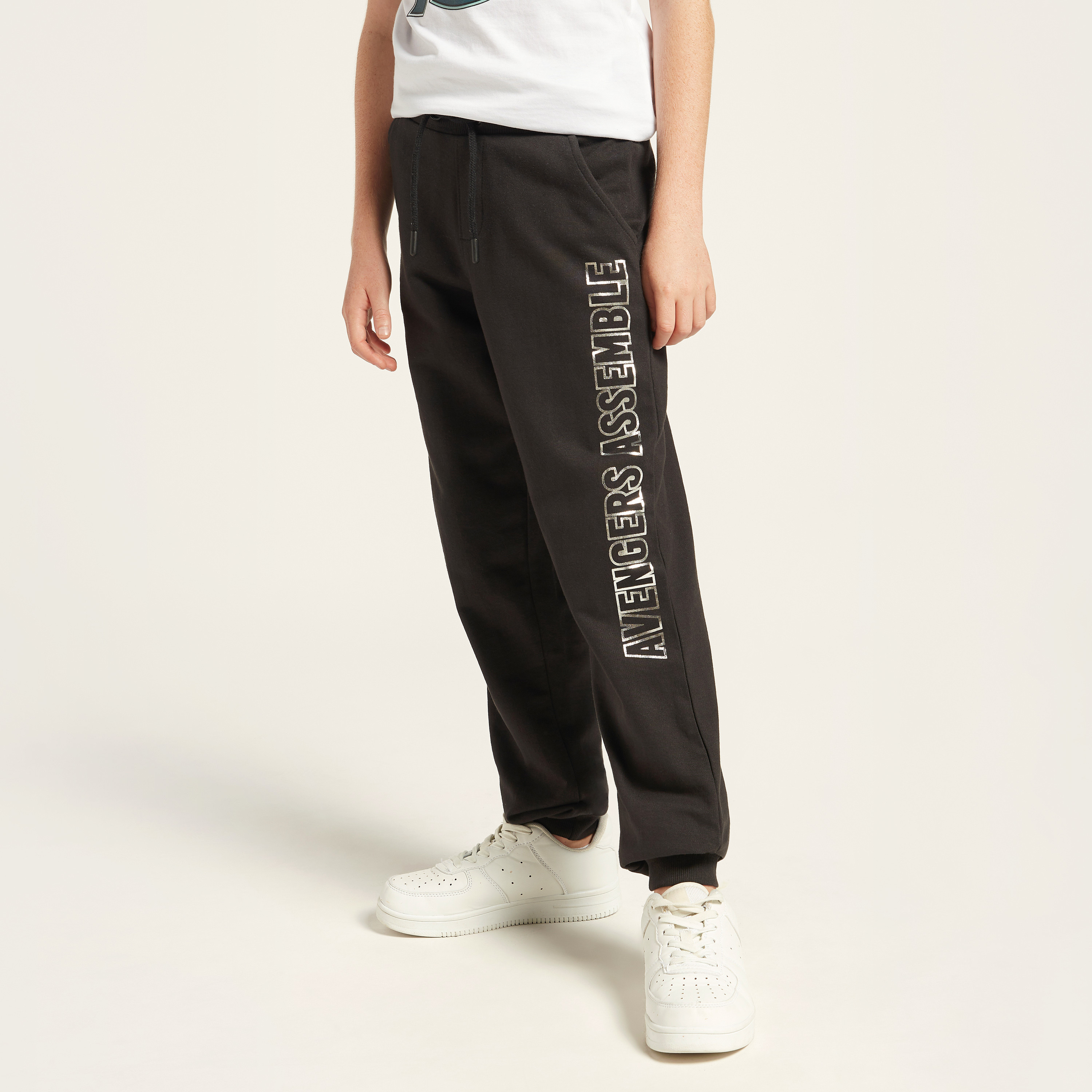 طقم بنطلون رياضي وتيشيرت بأكمام قصيرة وطبعات أفينجرز-boys-clothing-setsandcoords-image-4