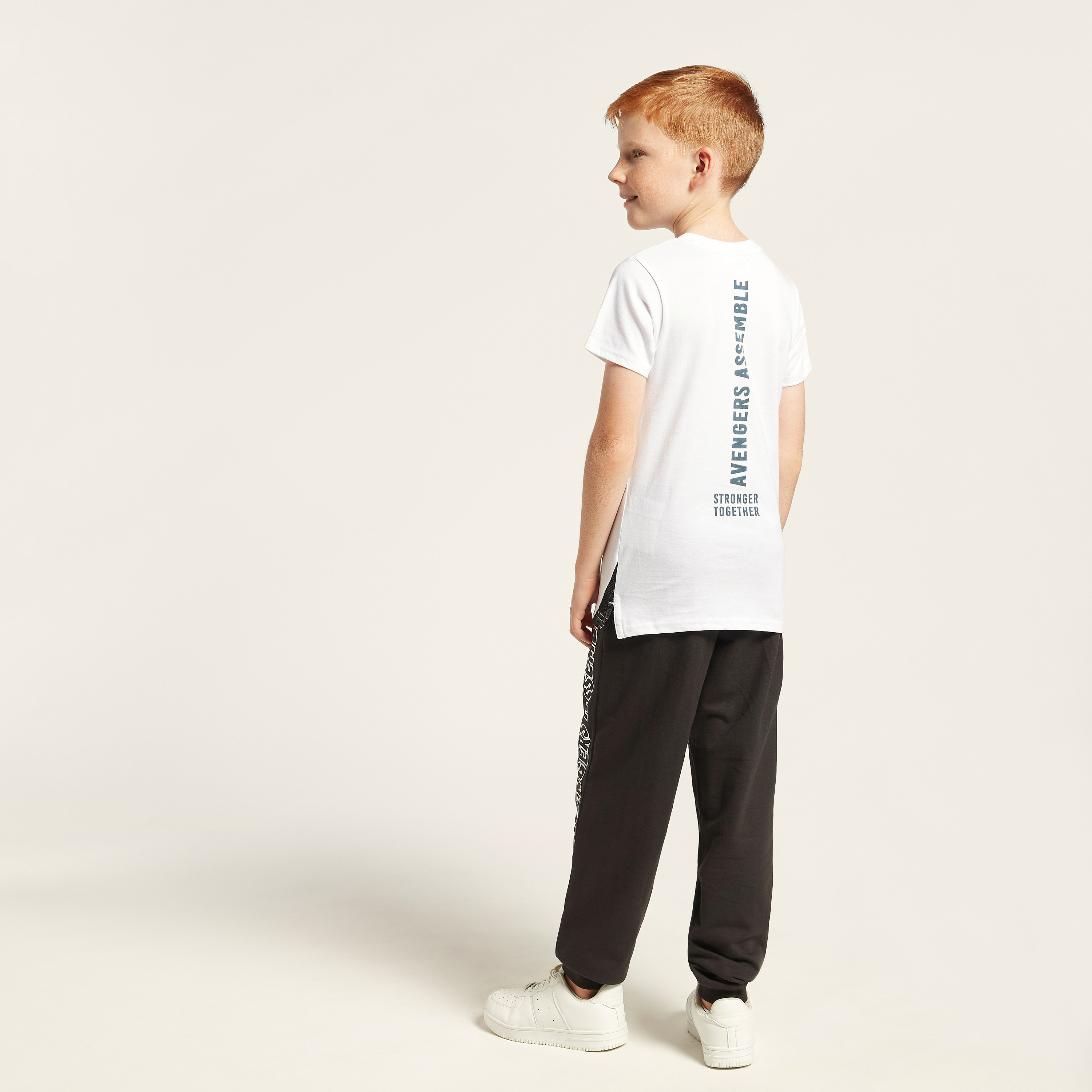 طقم بنطلون رياضي وتيشيرت بأكمام قصيرة وطبعات أفينجرز-boys-clothing-setsandcoords-image-6