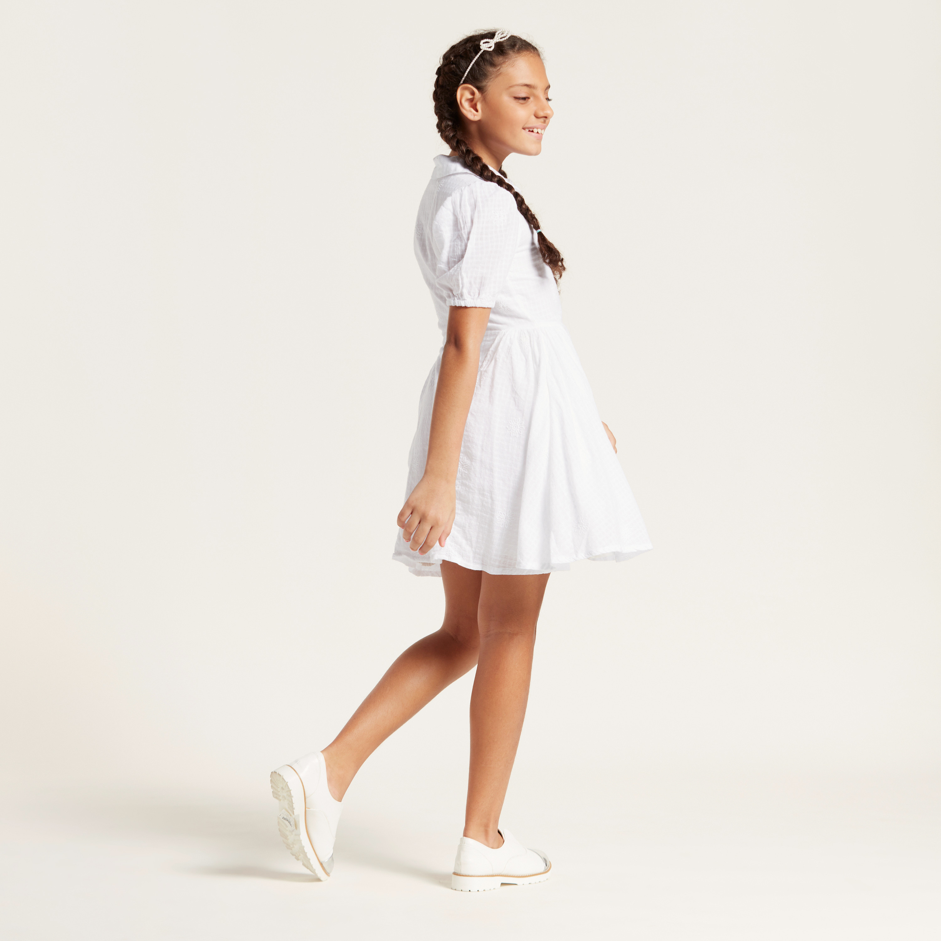 فستان قميص سادة بأكمام منفوخة وتفاصيل طيات-girls-clothing-dressesandjumpsuits-image-4
