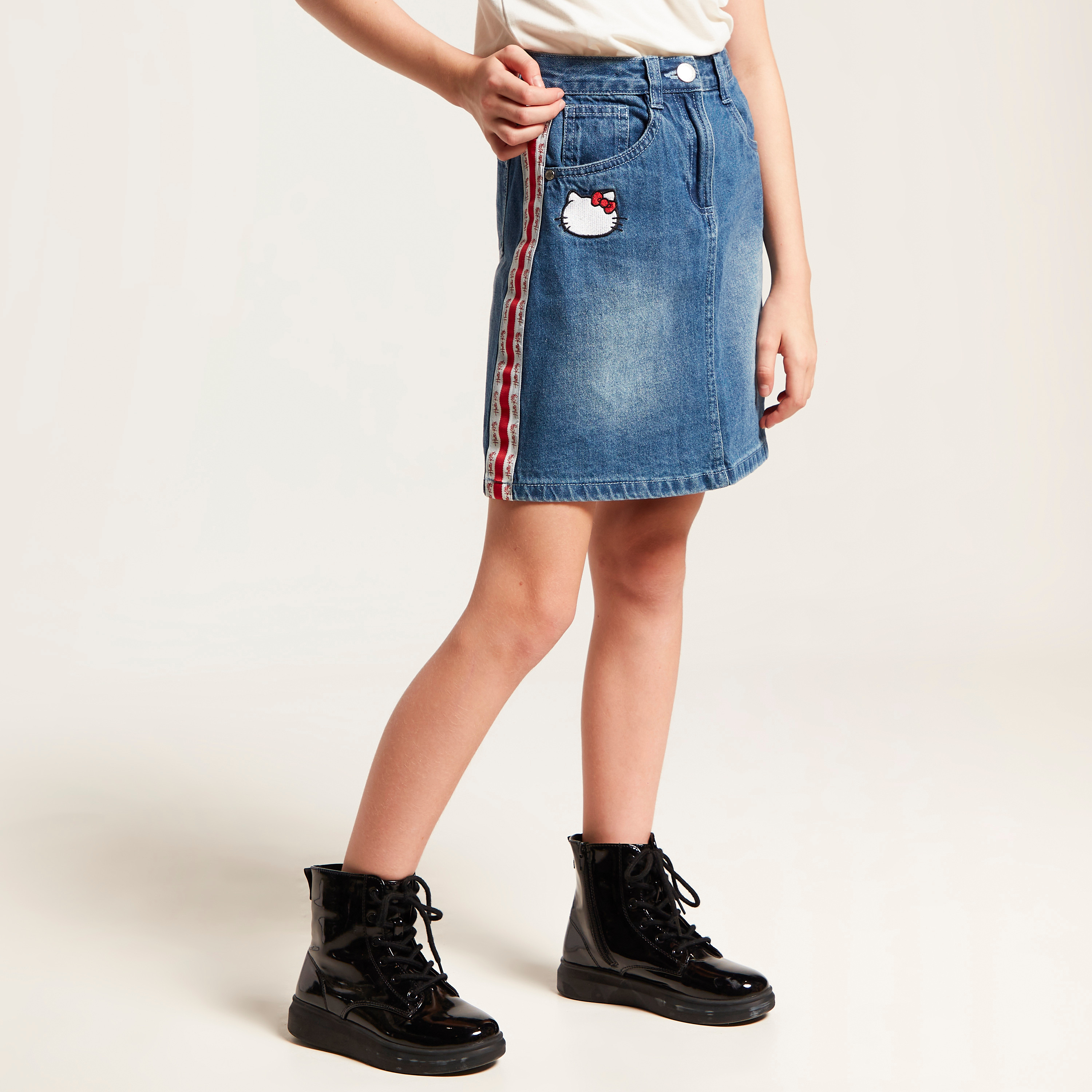 تنورة دنيم مطرزة بجيوب وزر إغلاق من هالو كيتي-girls-clothing-bottoms-skirts-image-2