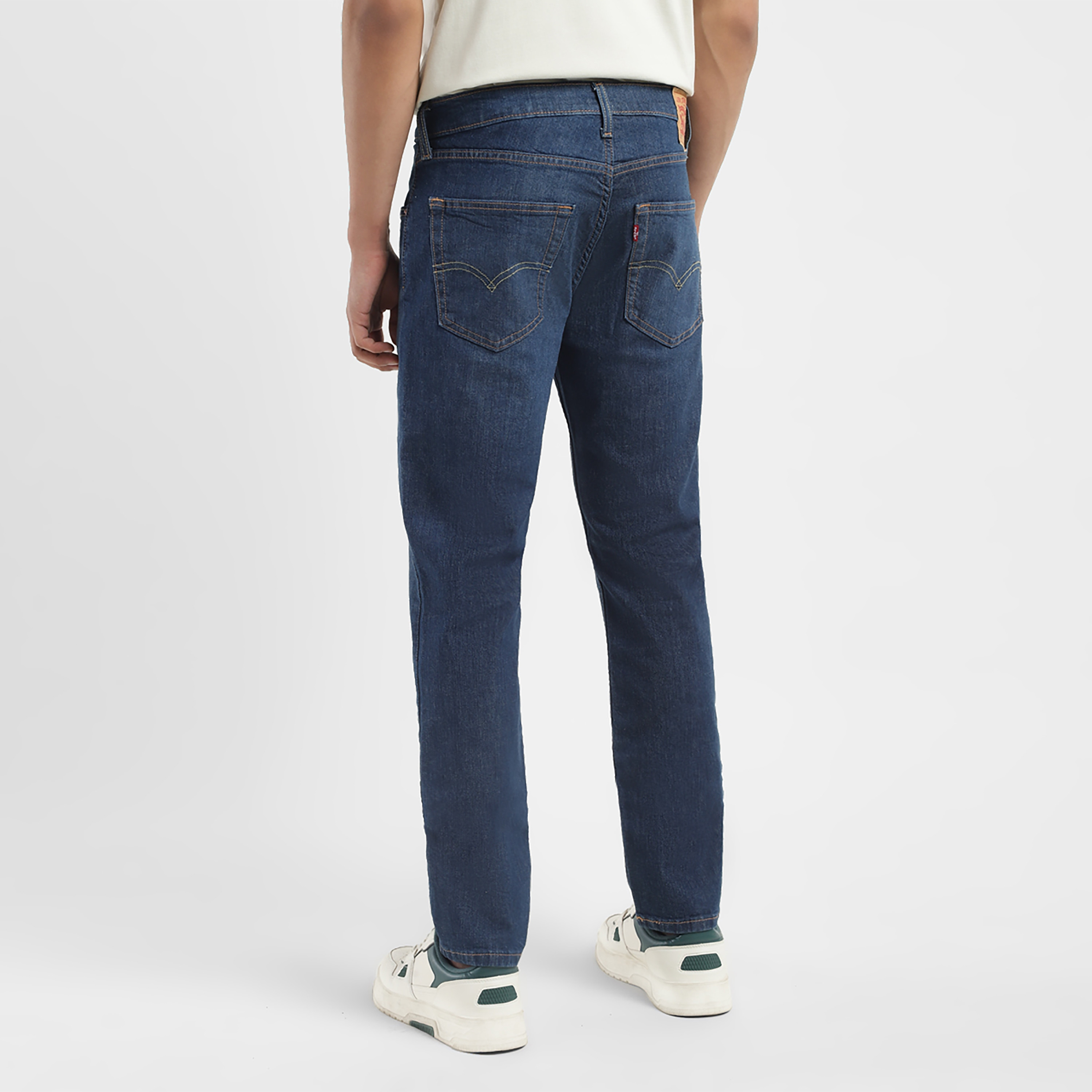 جينز ذو 5 جيوب بلون ازرق مع تيبرد فيت من ليفايز-men-clothing-bottoms-jeans-image-4