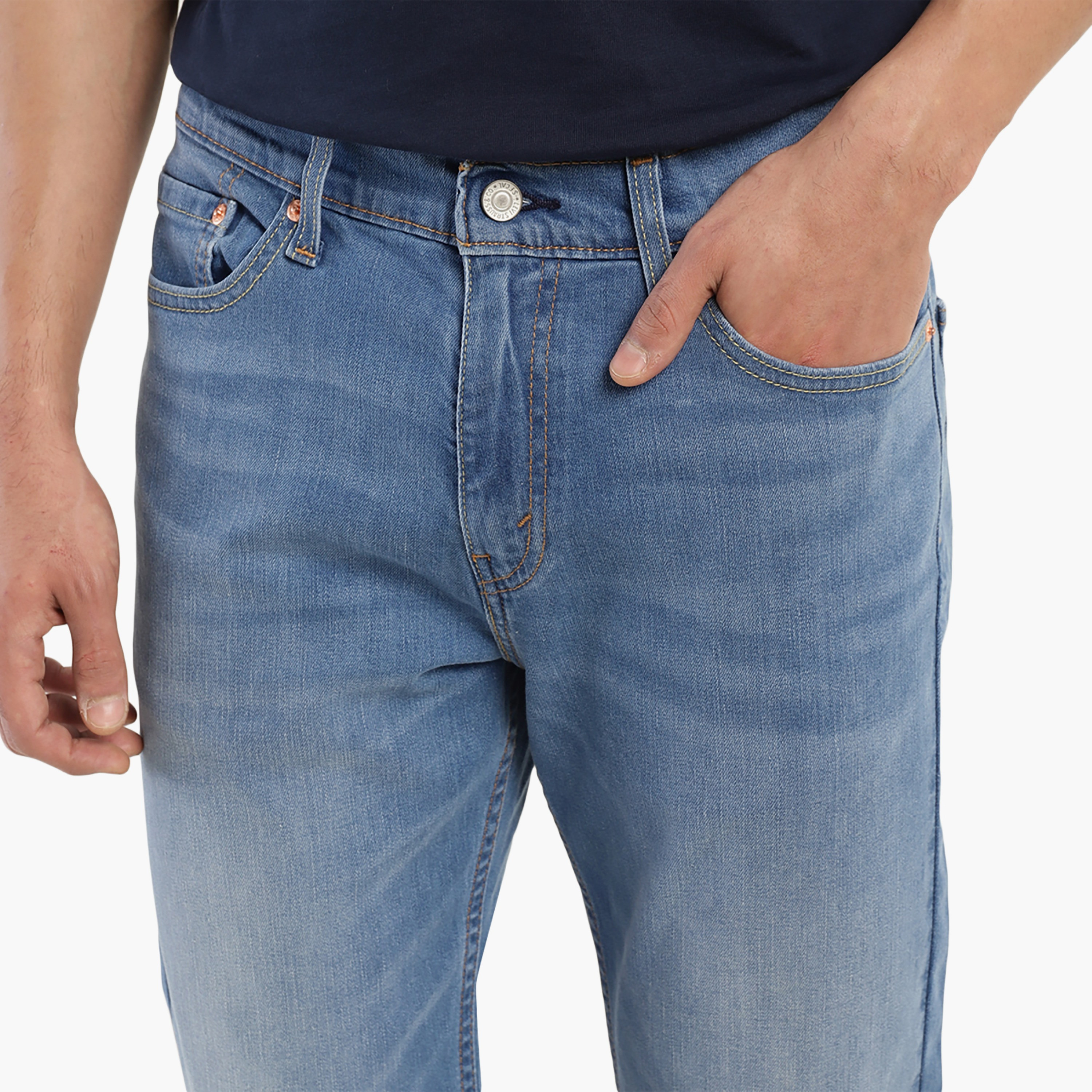 جينز ذو 5 جيوب بلون ازرق مع سليم فيت من ليفايز-men-clothing-bottoms-jeans-image-2