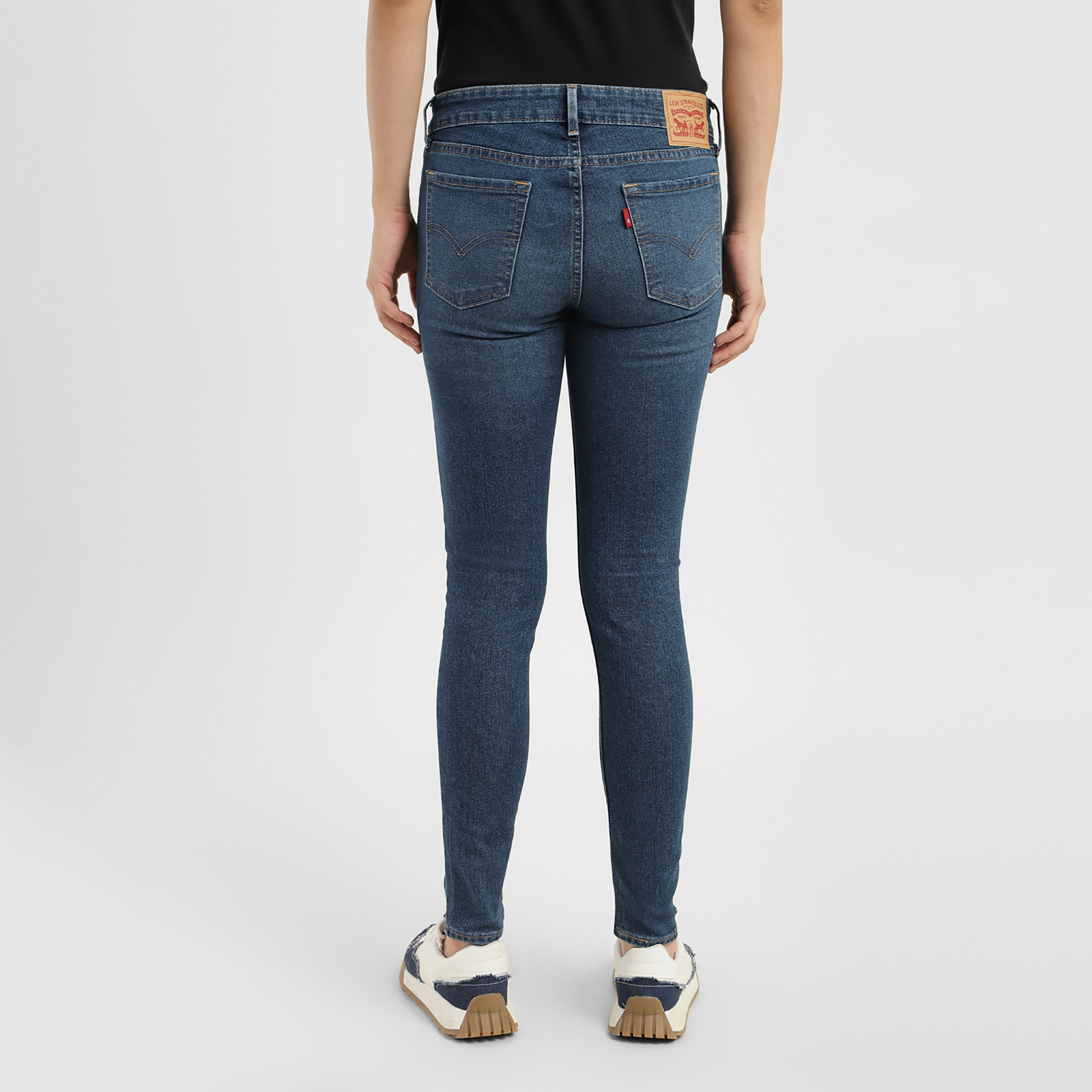بنطال جينز من ليفايز 711 ذو قصة سكيني وجيب متوسط الارتفاع-women-clothing-bottoms-jeans-image-4