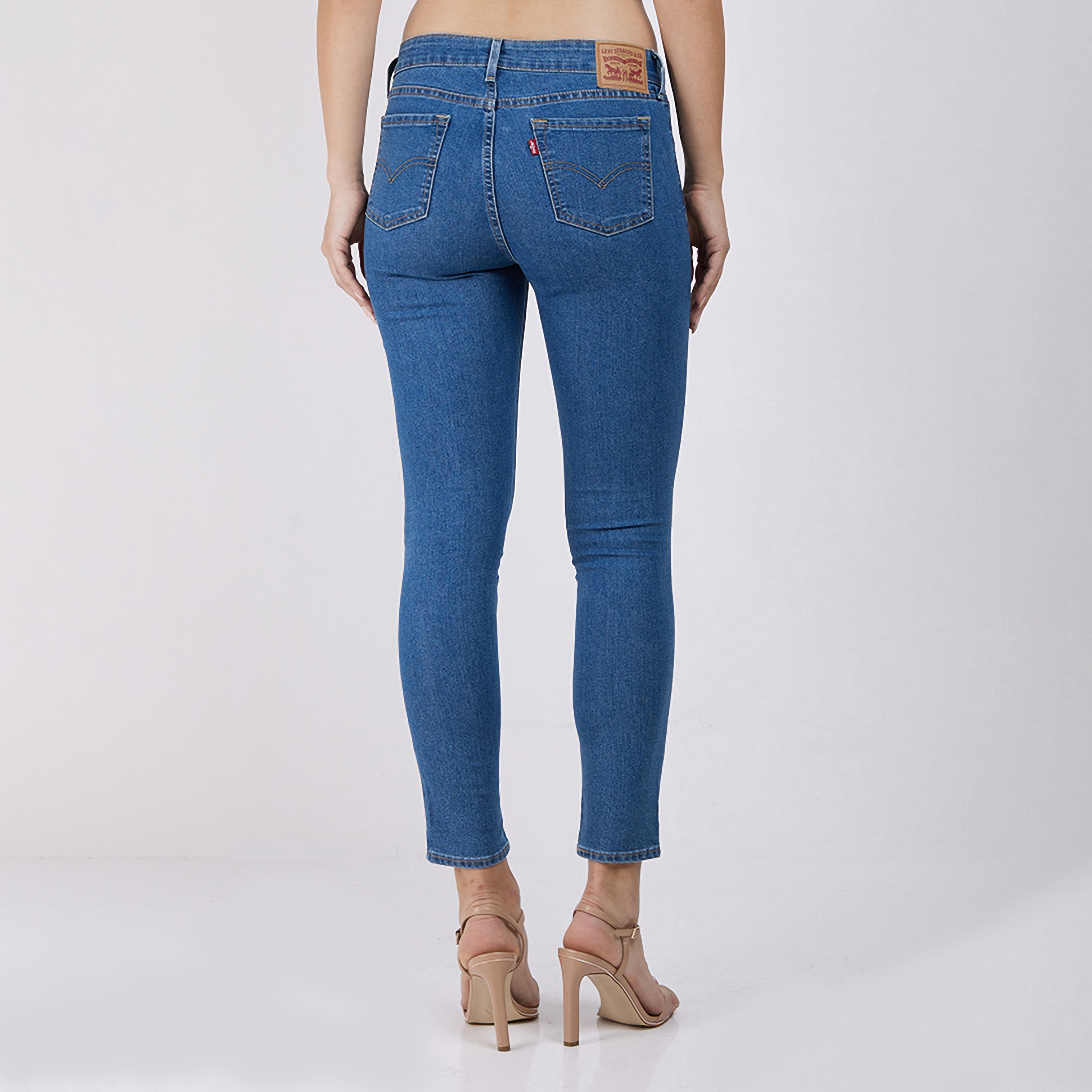 بنطال جينز من ليفايز بلون ازرق ذو اسكيني فت وجيب متوسط الارتفاع-women-clothing-bottoms-jeans-image-2