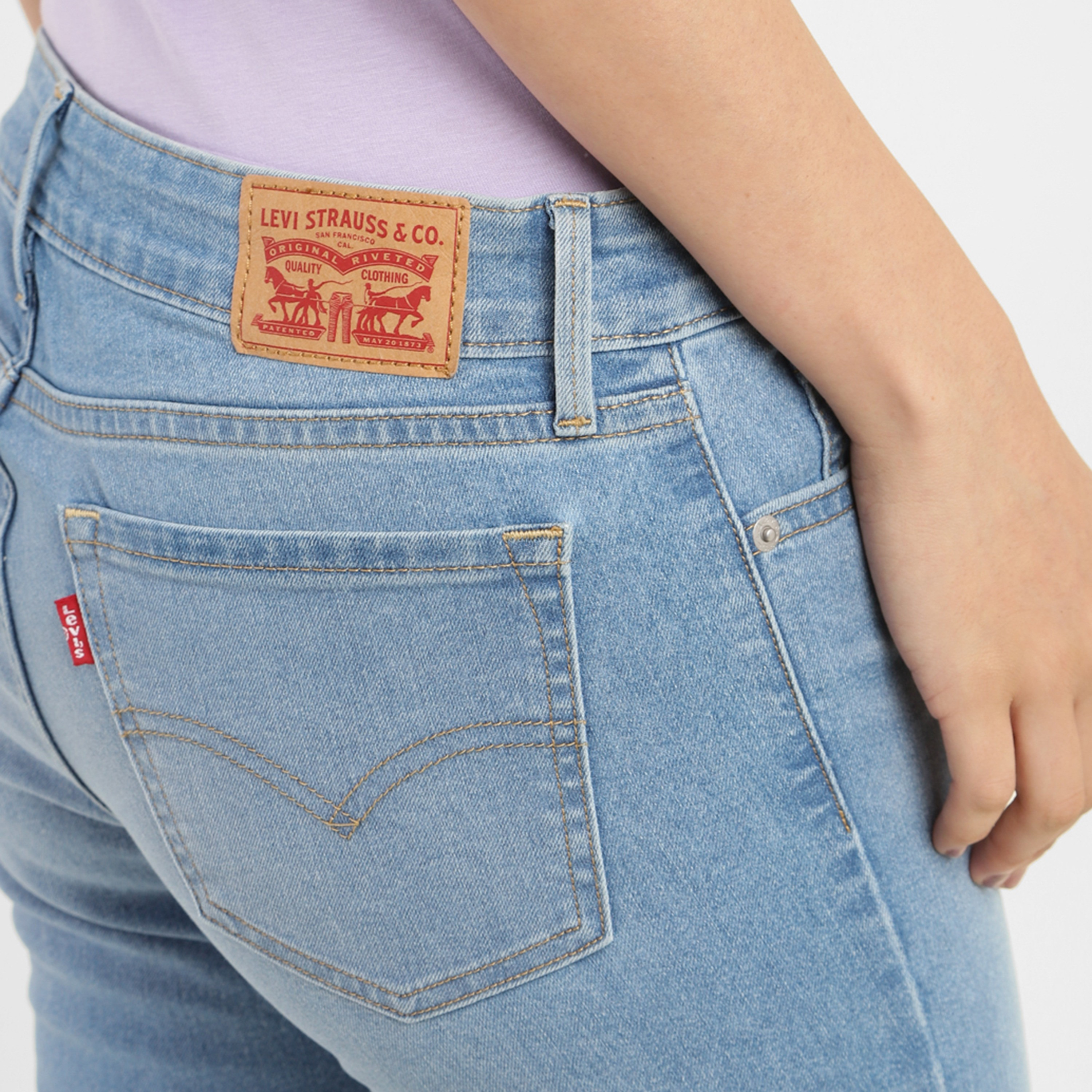 بنطال جينز من ليفايز 711 ذو قصة سكيني وجيب متوسط الارتفاع-women-clothing-bottoms-jeans-image-6