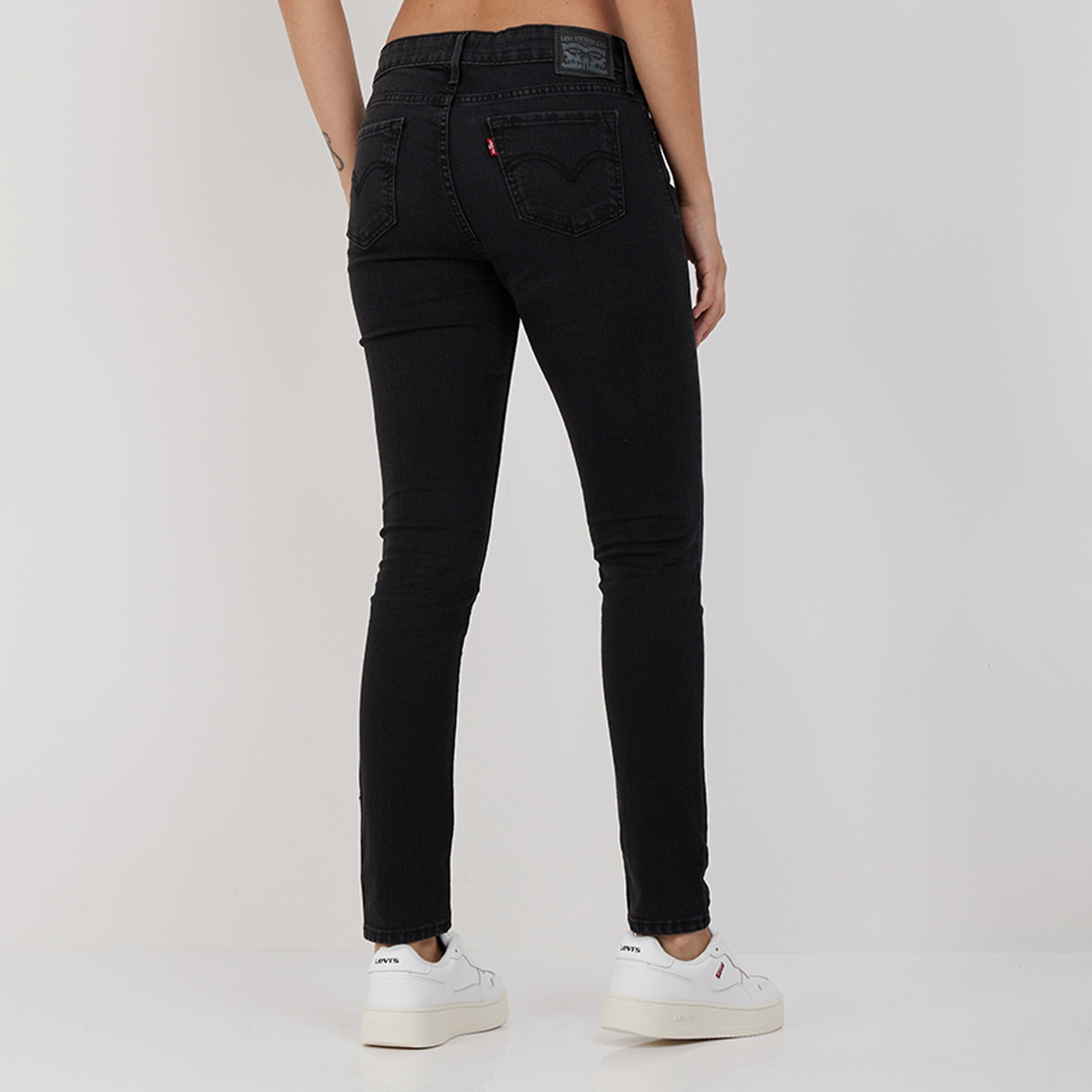 بنطال جينز من ليفايز 711 بلون اسود ذو اسكيني فت وجيب متوسط الارتفاع-women-clothing-bottoms-jeans-image-2
