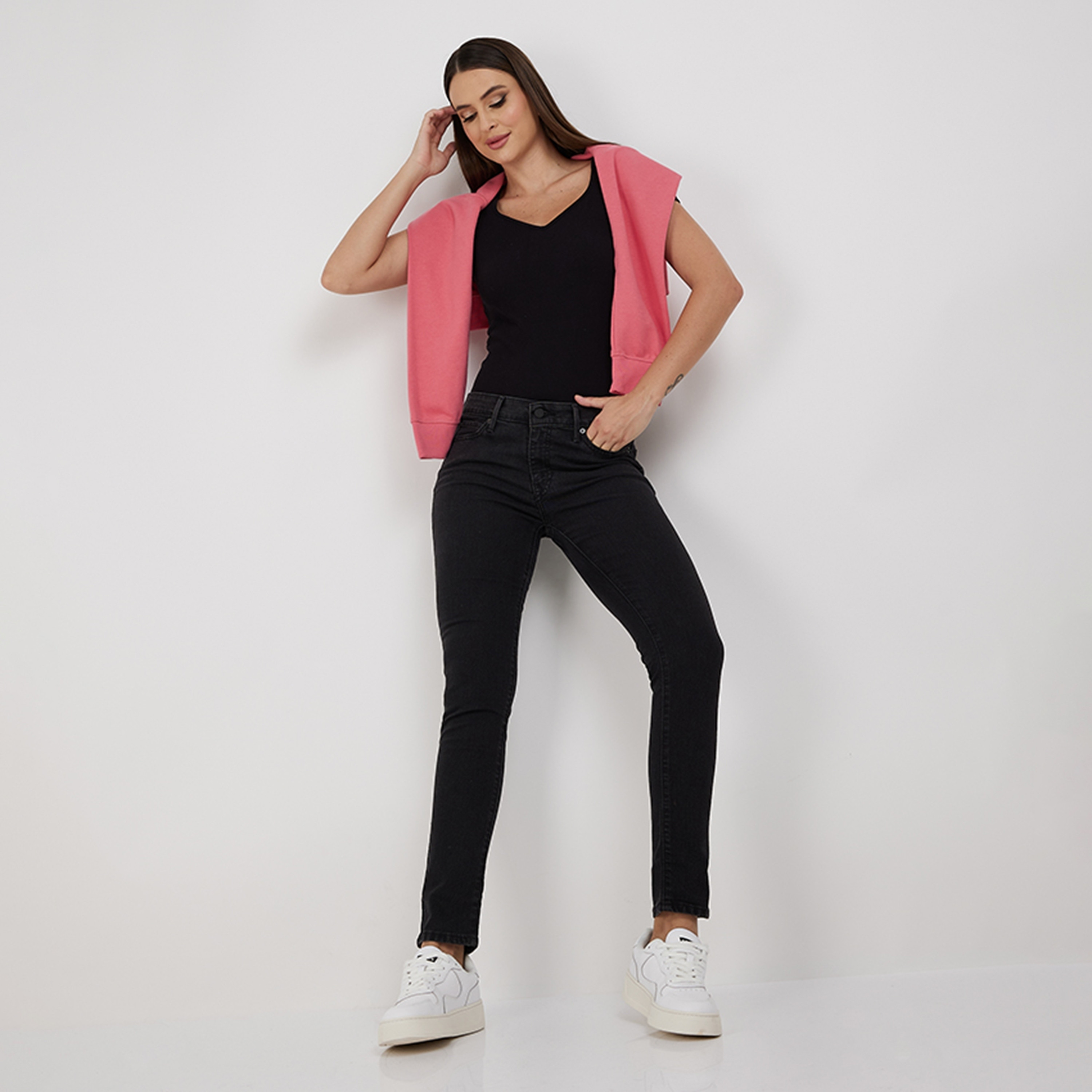 بنطال جينز من ليفايز 711 بلون اسود ذو اسكيني فت وجيب متوسط الارتفاع-women-clothing-bottoms-jeans-image-4