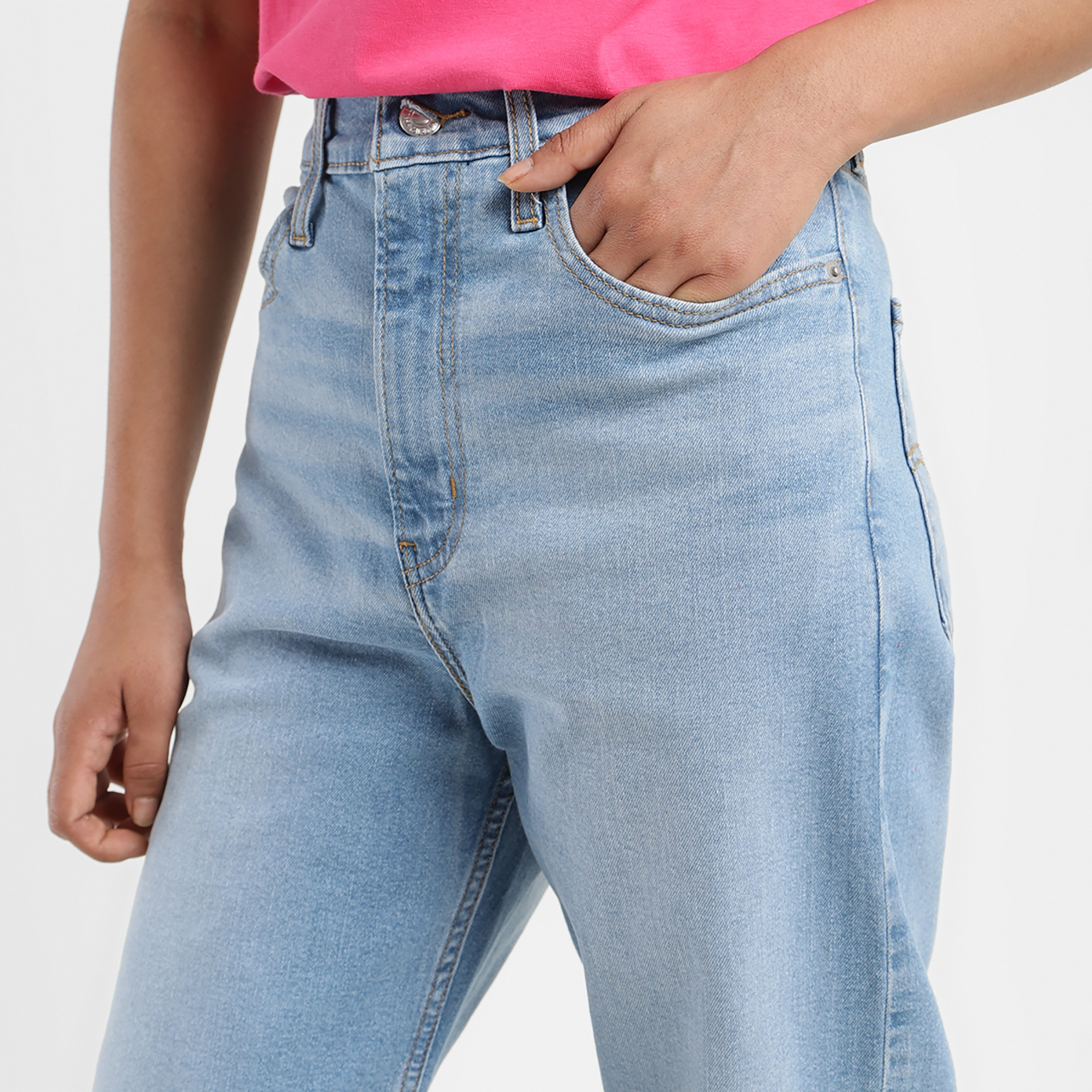 جينز ذو 5 جيوب بلون ازرق مع سكيني فيت من ليفايز-women-clothing-bottoms-jeans-image-4