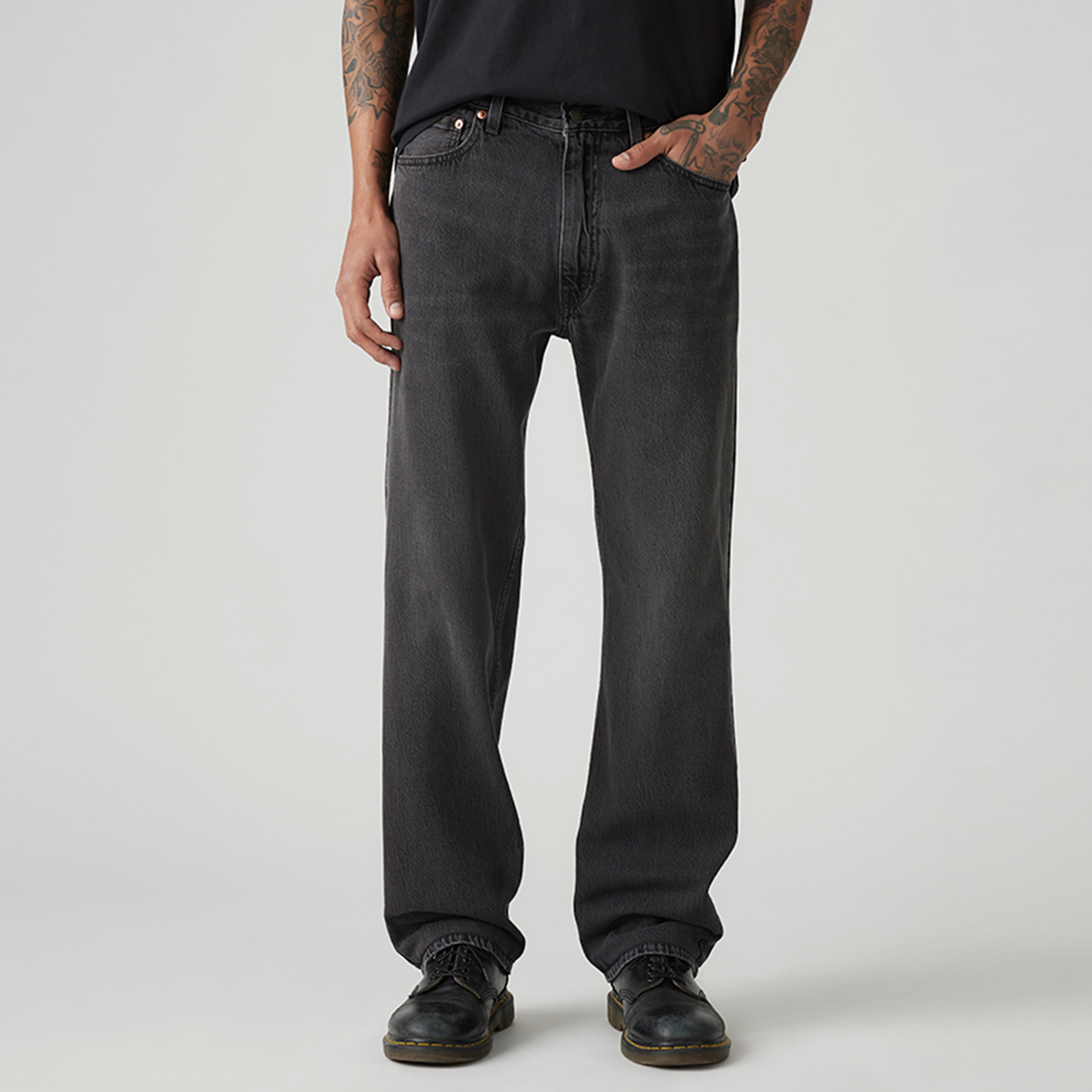 بنطلون جينز رجالي 555 بقصة مستقيمة لون أسود بخمسة جيوب مقاس 34 من ليفايس-men-clothing-jeans-image-1