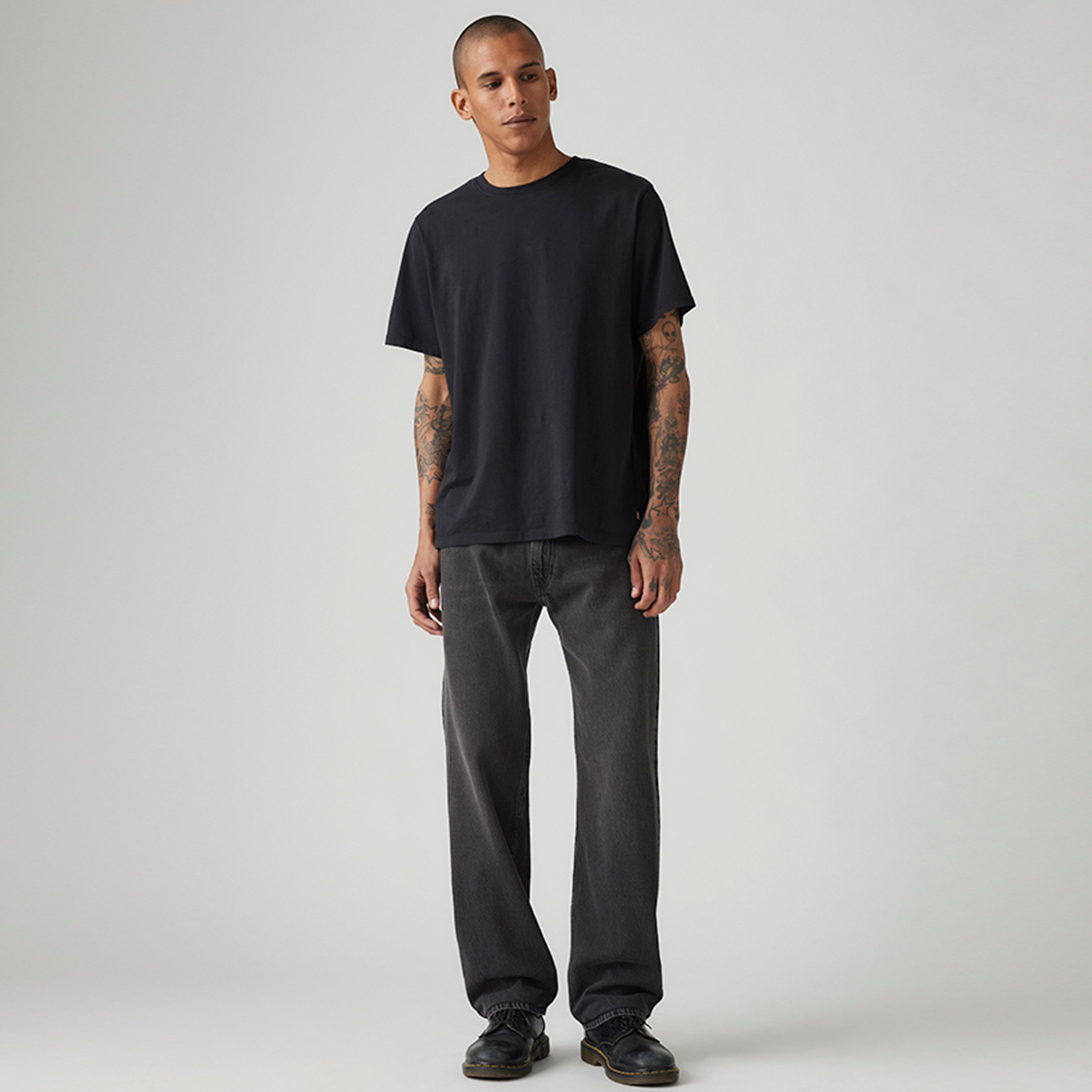 بنطلون جينز رجالي 555 بقصة مستقيمة لون أسود بخمسة جيوب مقاس 34 من ليفايس-men-clothing-jeans-image-2