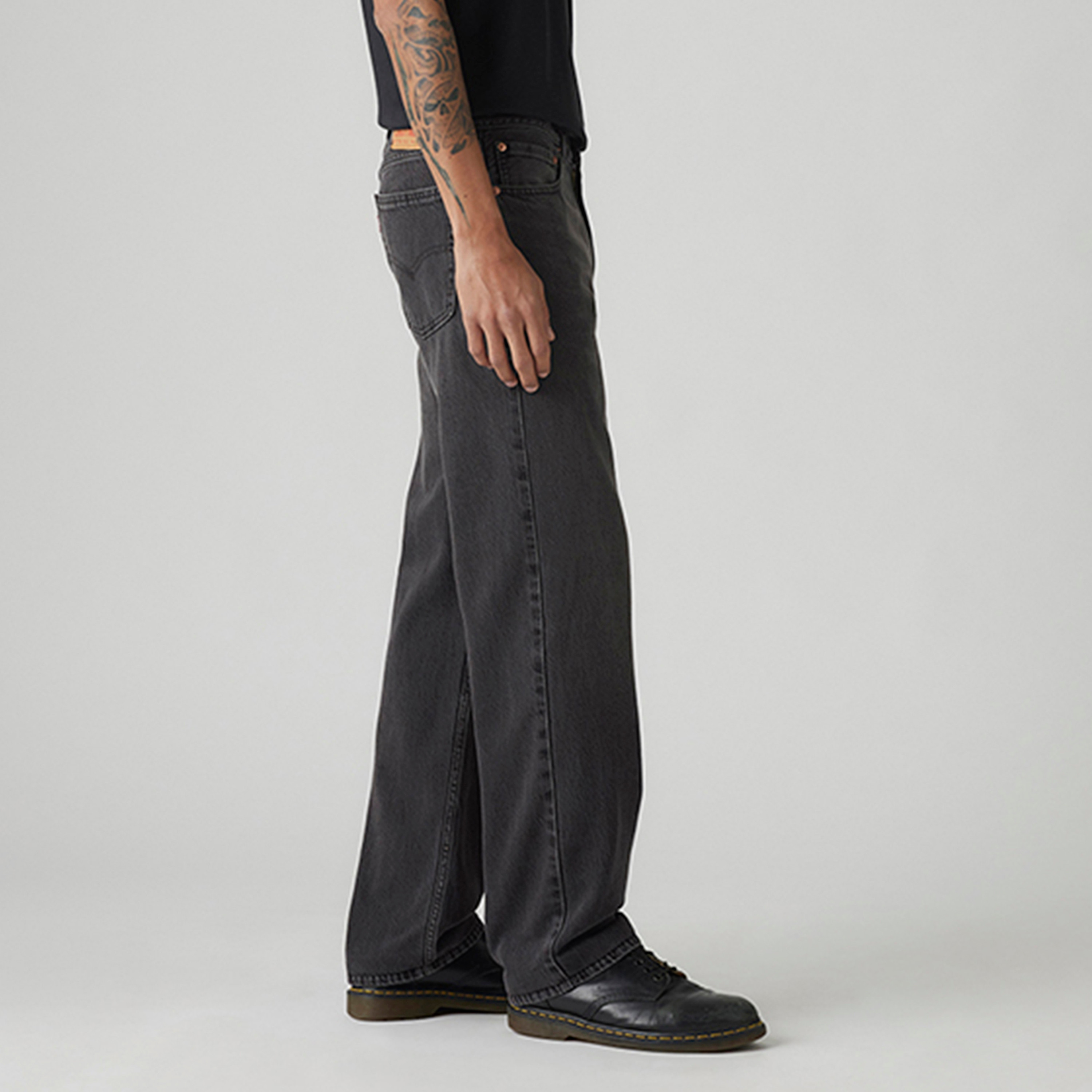 بنطلون جينز رجالي 555 بقصة مستقيمة لون أسود بخمسة جيوب مقاس 34 من ليفايس-men-clothing-jeans-image-3