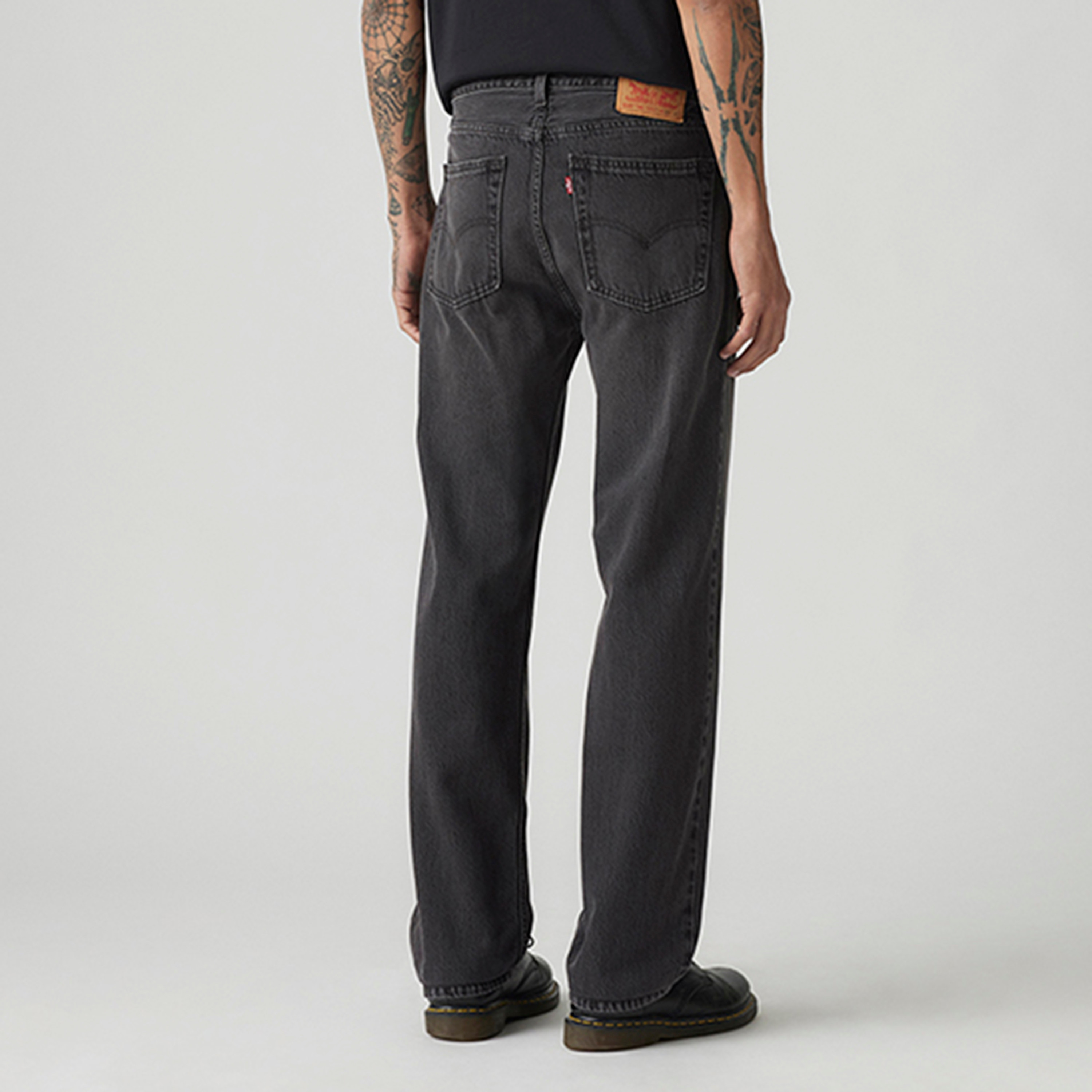 بنطلون جينز رجالي 555 بقصة مستقيمة لون أسود بخمسة جيوب مقاس 34 من ليفايس-men-clothing-jeans-image-4
