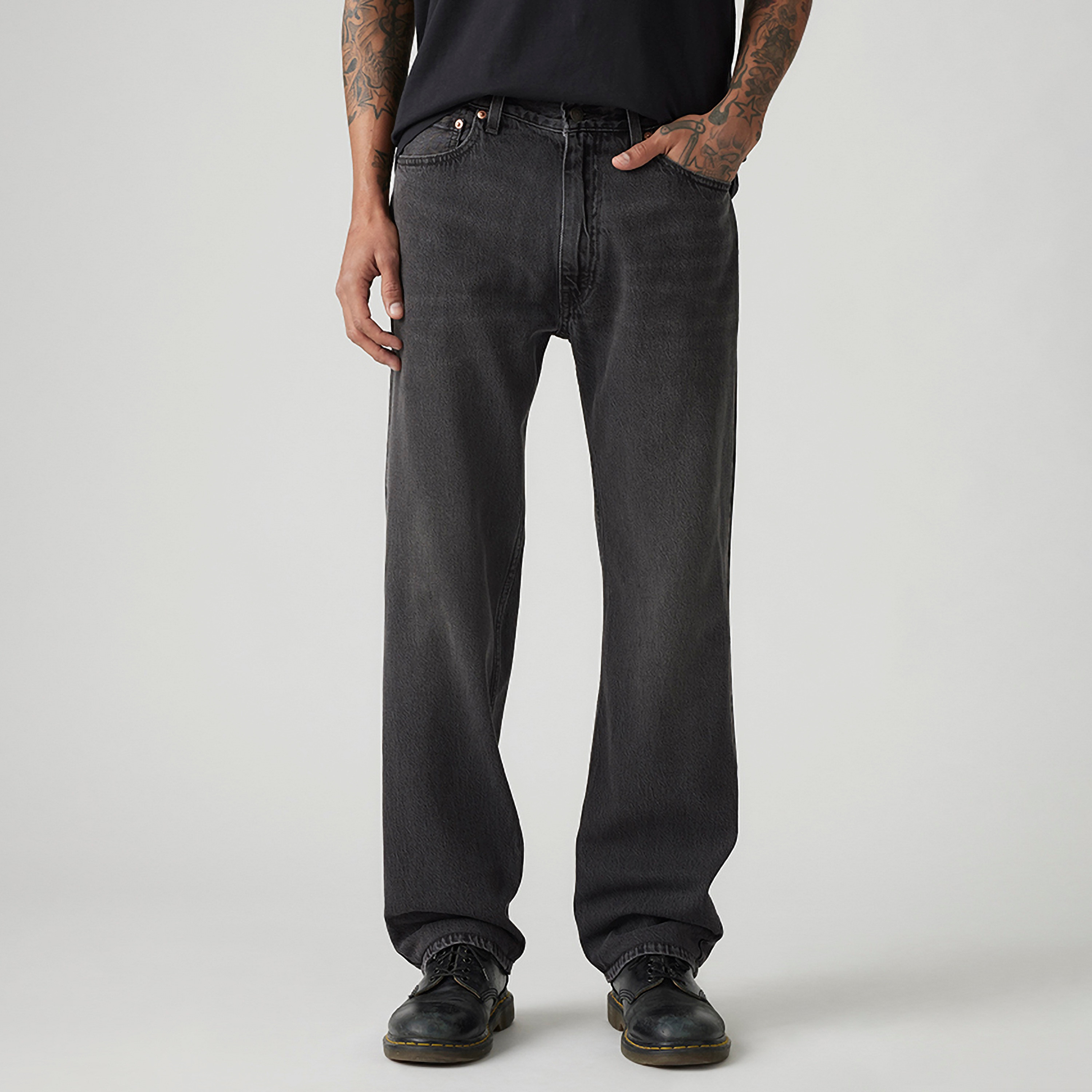 بنطلون جينز رجالي 555 بقصة مستقيمة وخمسة جيوب باللون الأسود مقاس 32 من ليفايس-men-clothing-bottoms-jeans-image-1