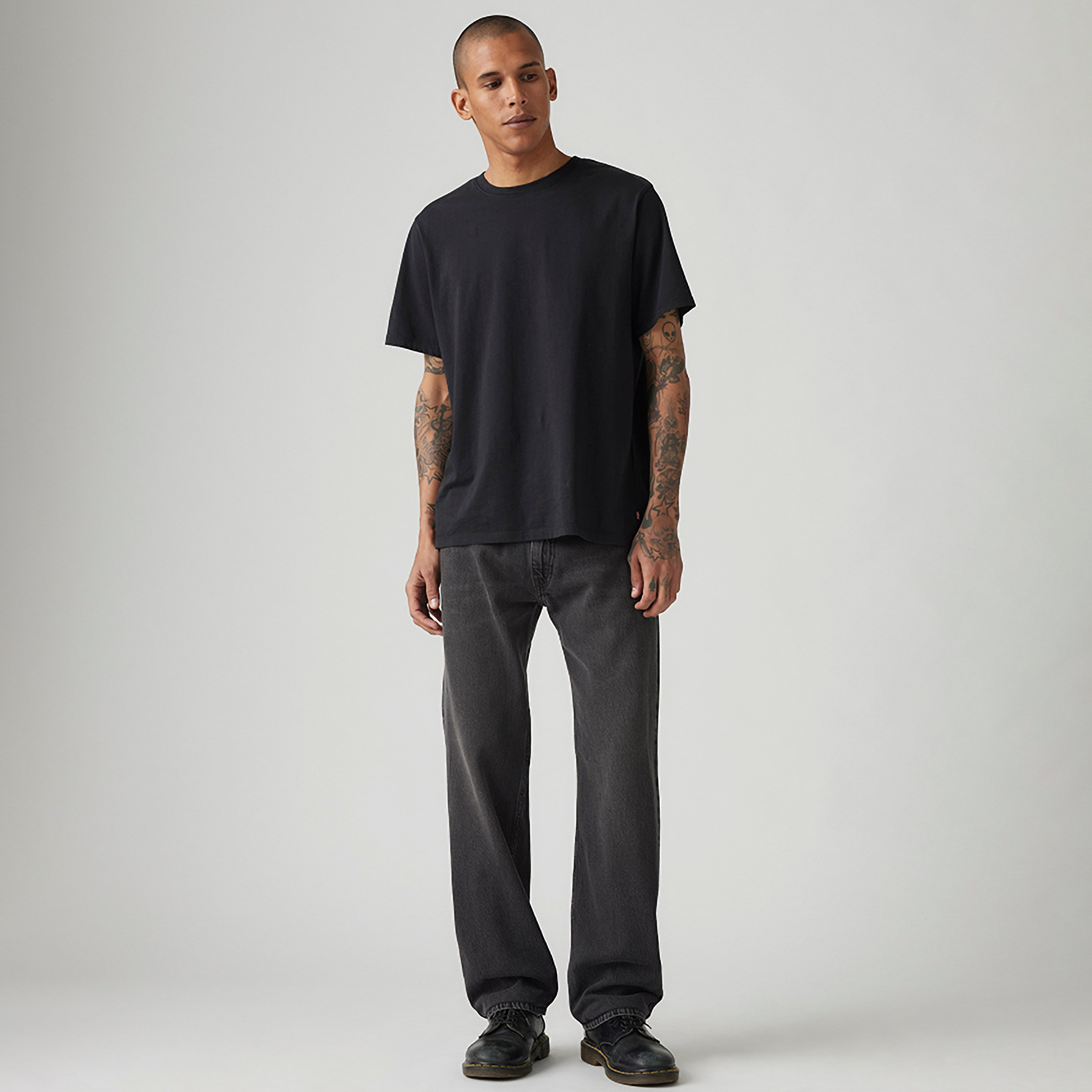 بنطلون جينز رجالي 555 بقصة مستقيمة وخمسة جيوب باللون الأسود مقاس 32 من ليفايس-men-clothing-bottoms-jeans-image-2