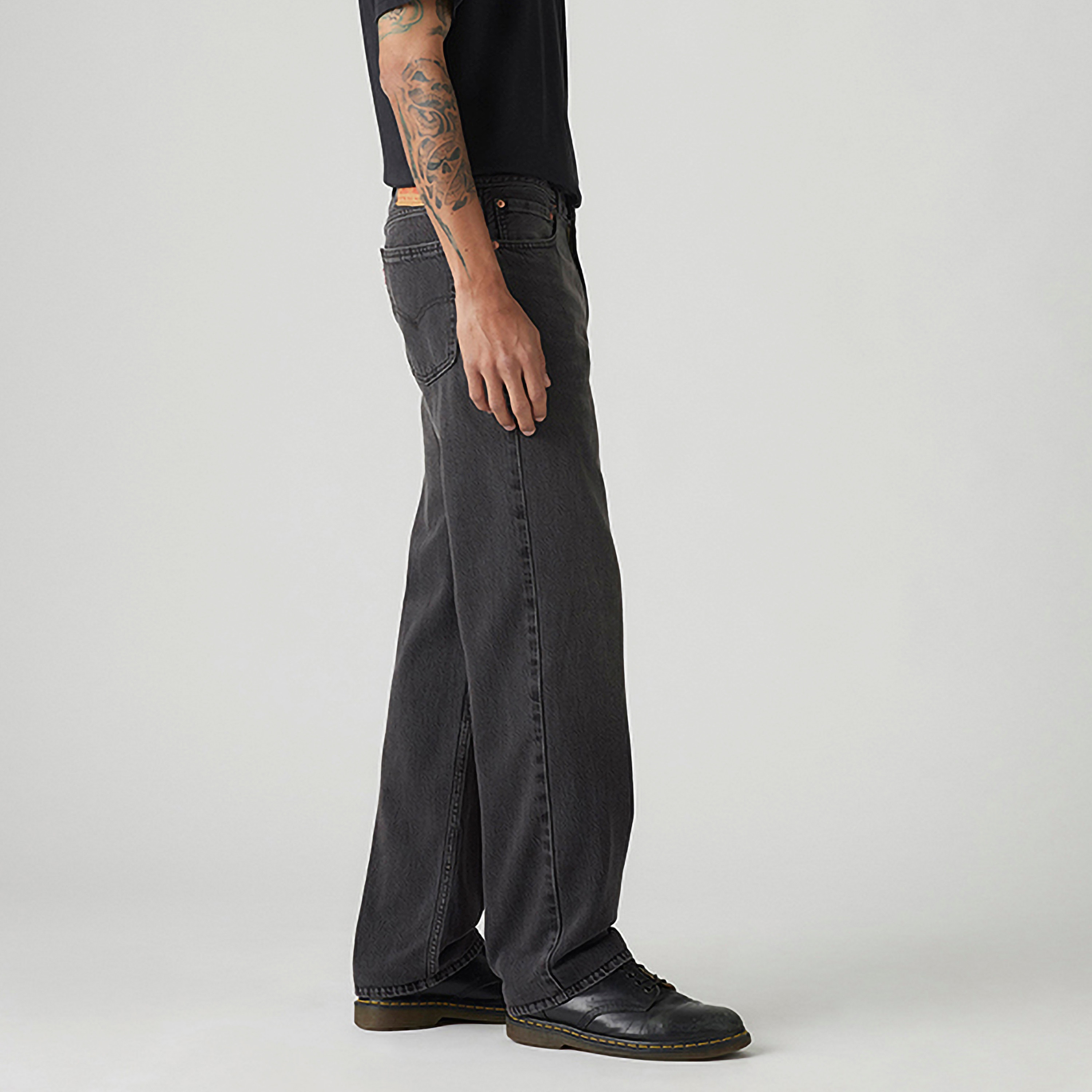 بنطلون جينز رجالي 555 بقصة مستقيمة وخمسة جيوب باللون الأسود مقاس 32 من ليفايس-men-clothing-bottoms-jeans-image-3