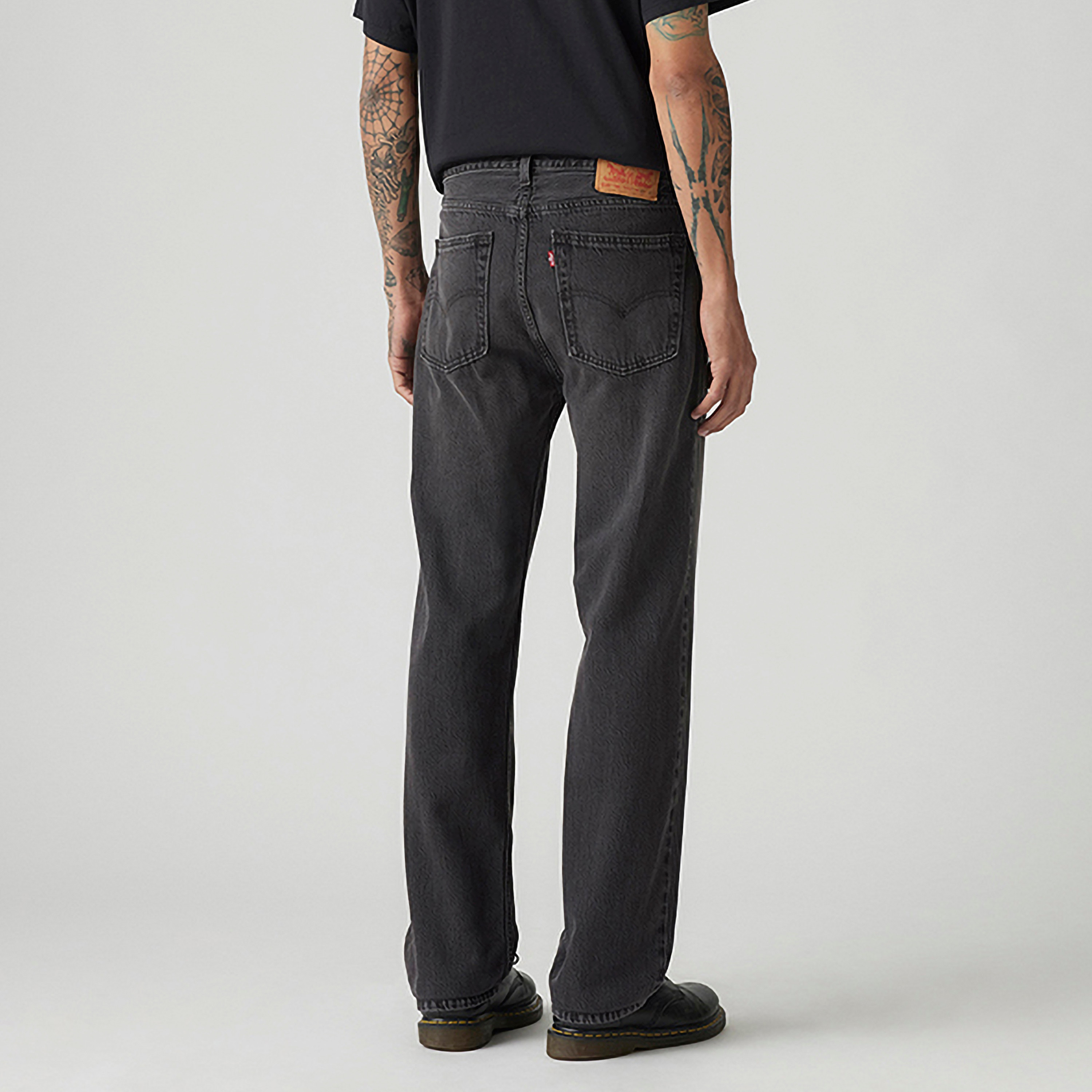 بنطلون جينز رجالي 555 بقصة مستقيمة وخمسة جيوب باللون الأسود مقاس 32 من ليفايس-men-clothing-bottoms-jeans-image-4