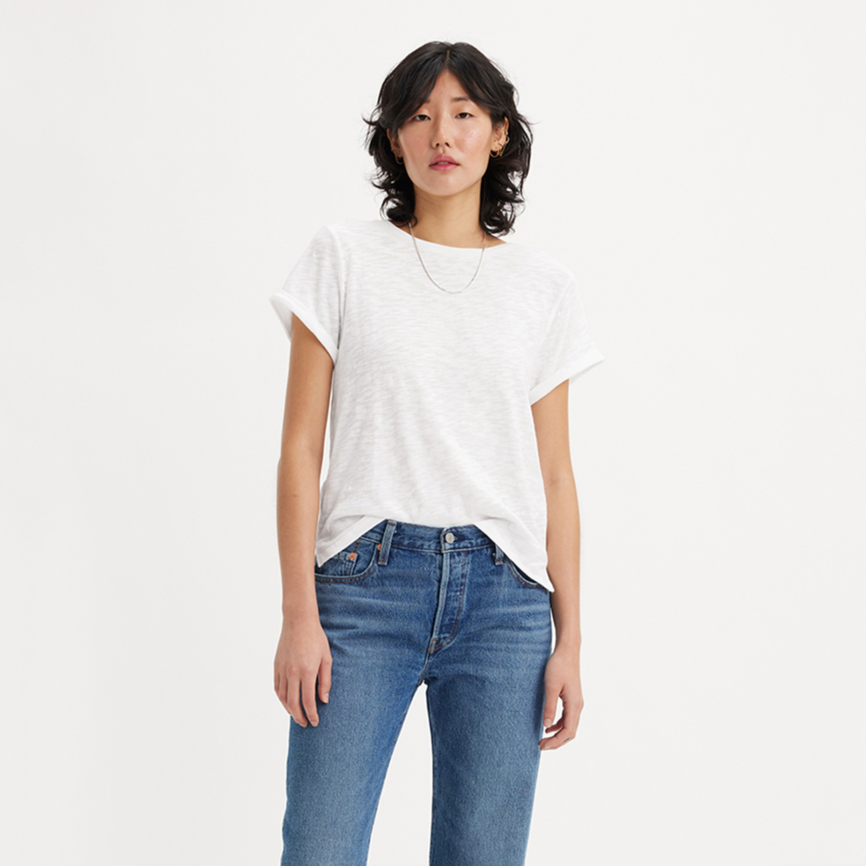 تي شيرت نسائي برقبة دائرية وأكمام قصيرة من Levi's-women-clothing-tshirts-image-1