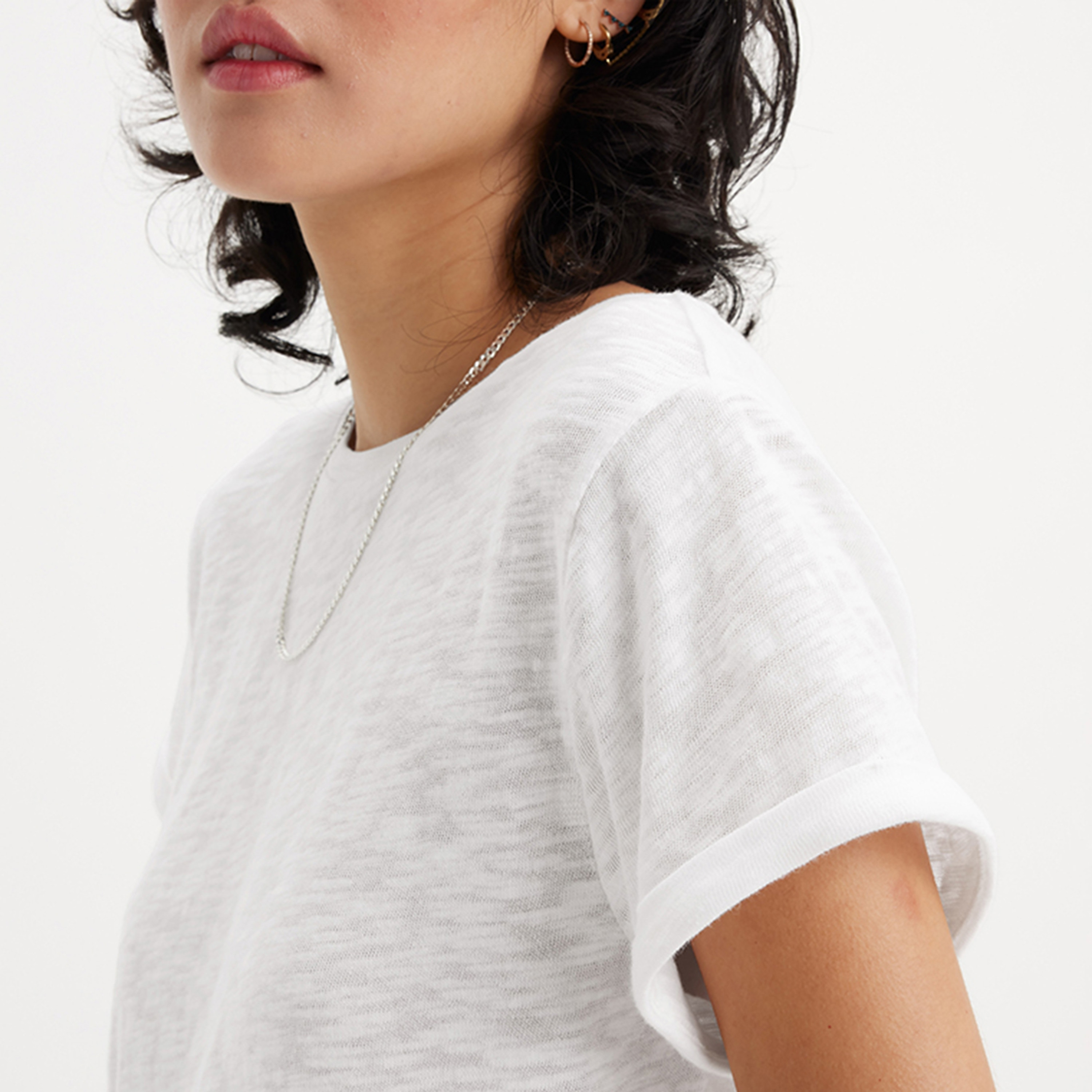تي شيرت نسائي برقبة دائرية وأكمام قصيرة من Levi's-women-clothing-tshirts-image-2