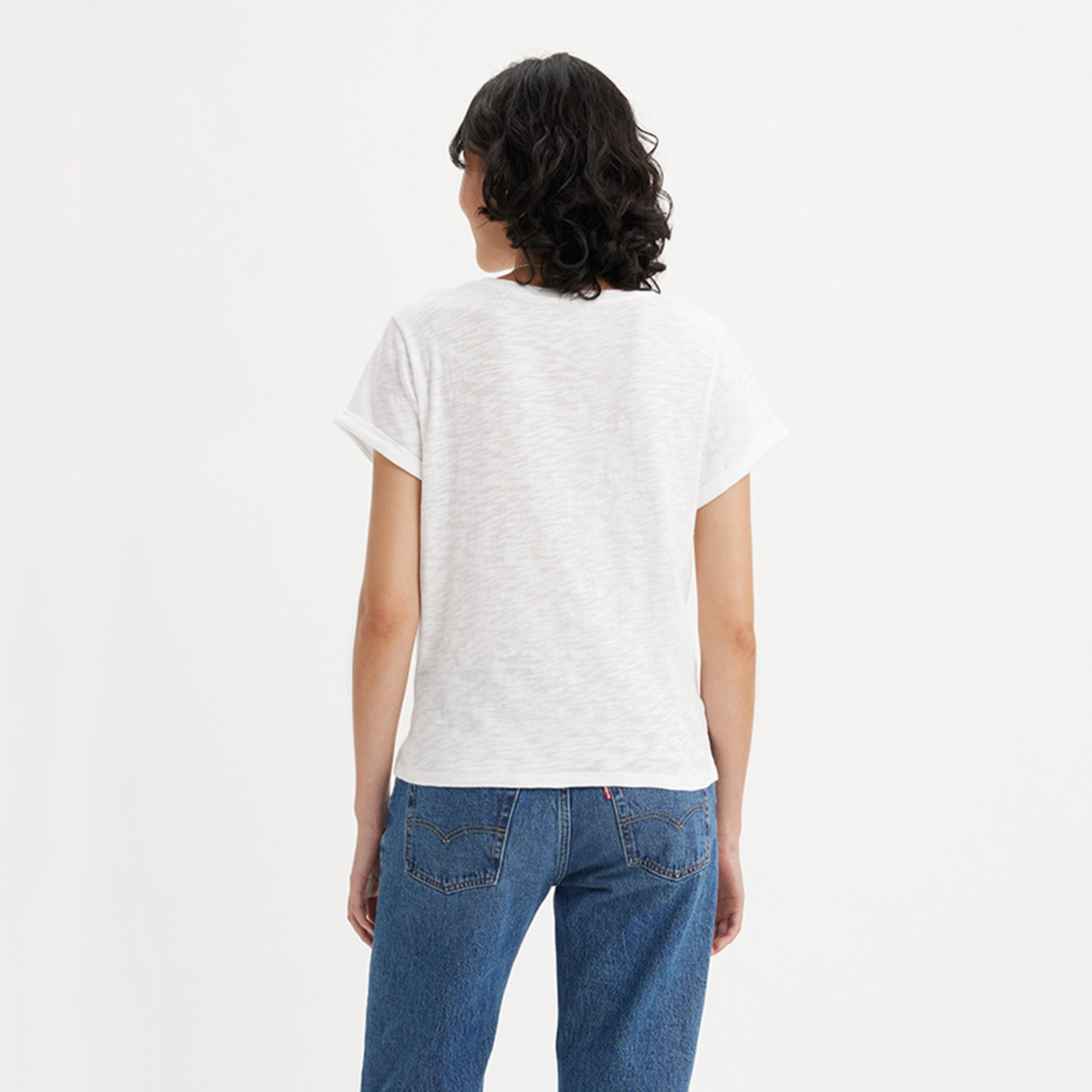 تي شيرت نسائي برقبة دائرية وأكمام قصيرة من Levi's-women-clothing-tshirts-image-3