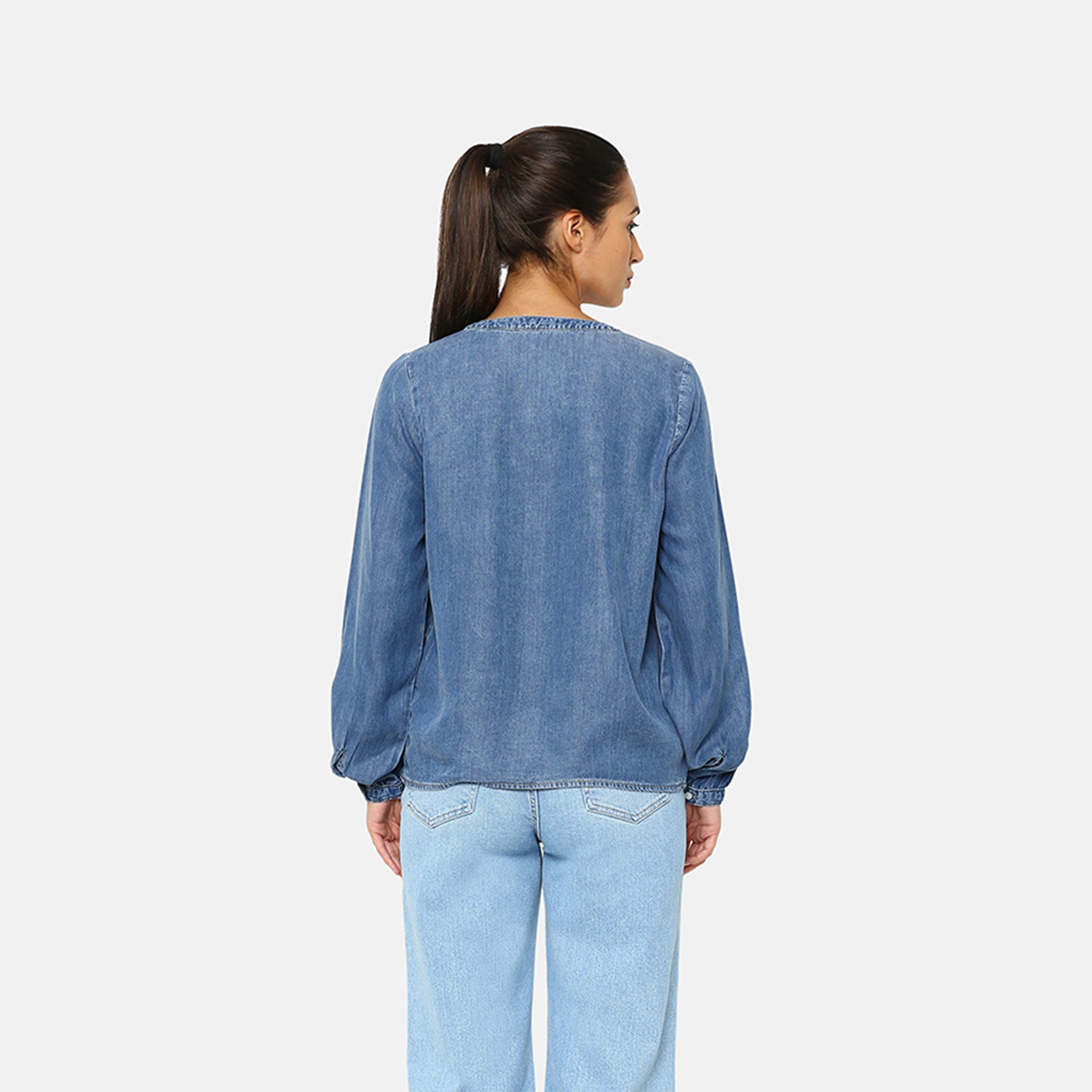 قميص جينز بناء من ليفاي بأكمام طويلة برقبة V بأزرار-women-clothing-shirtsandblouses-blouses-image-3