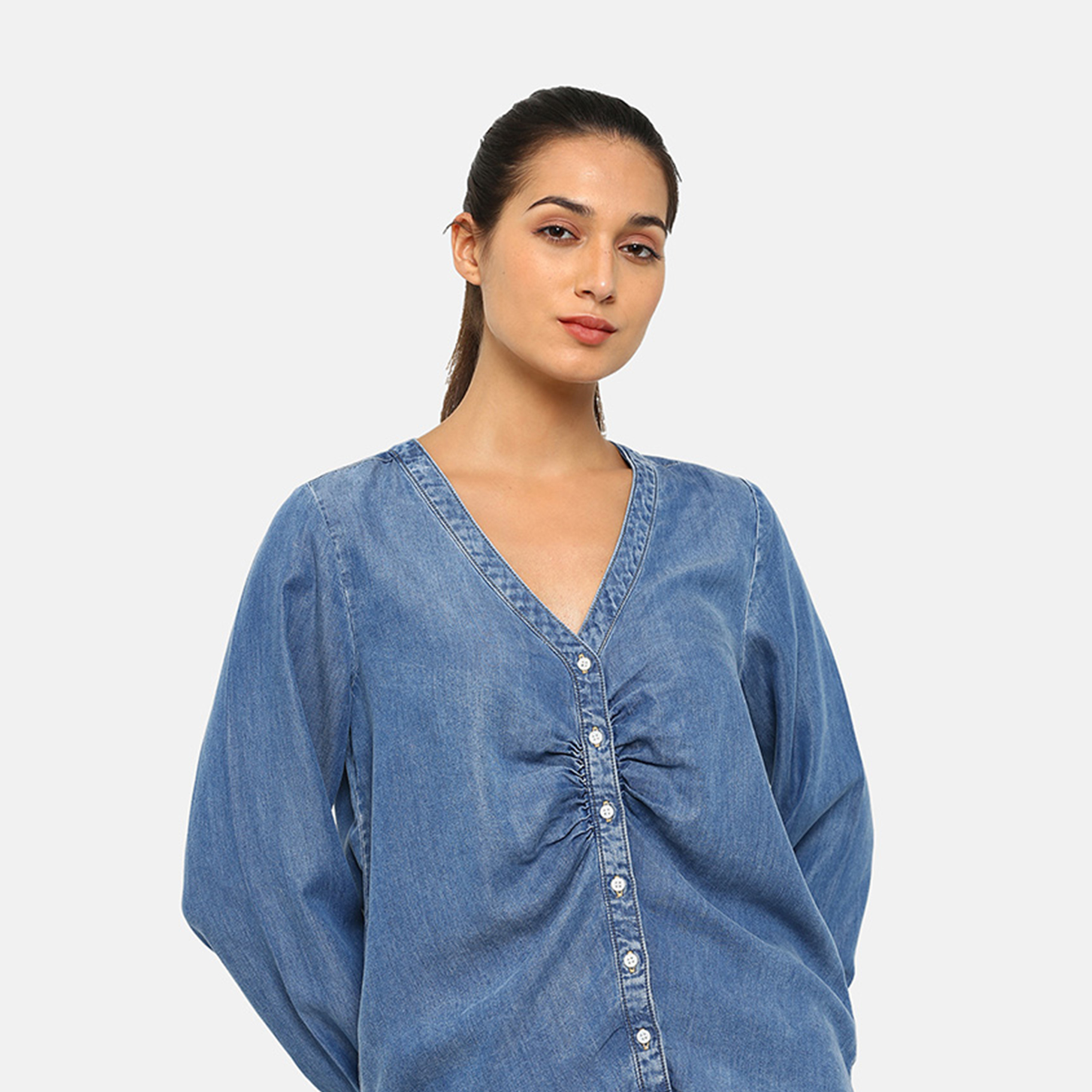قميص جينز بناء من ليفاي بأكمام طويلة برقبة V بأزرار-women-clothing-shirtsandblouses-blouses-image-4