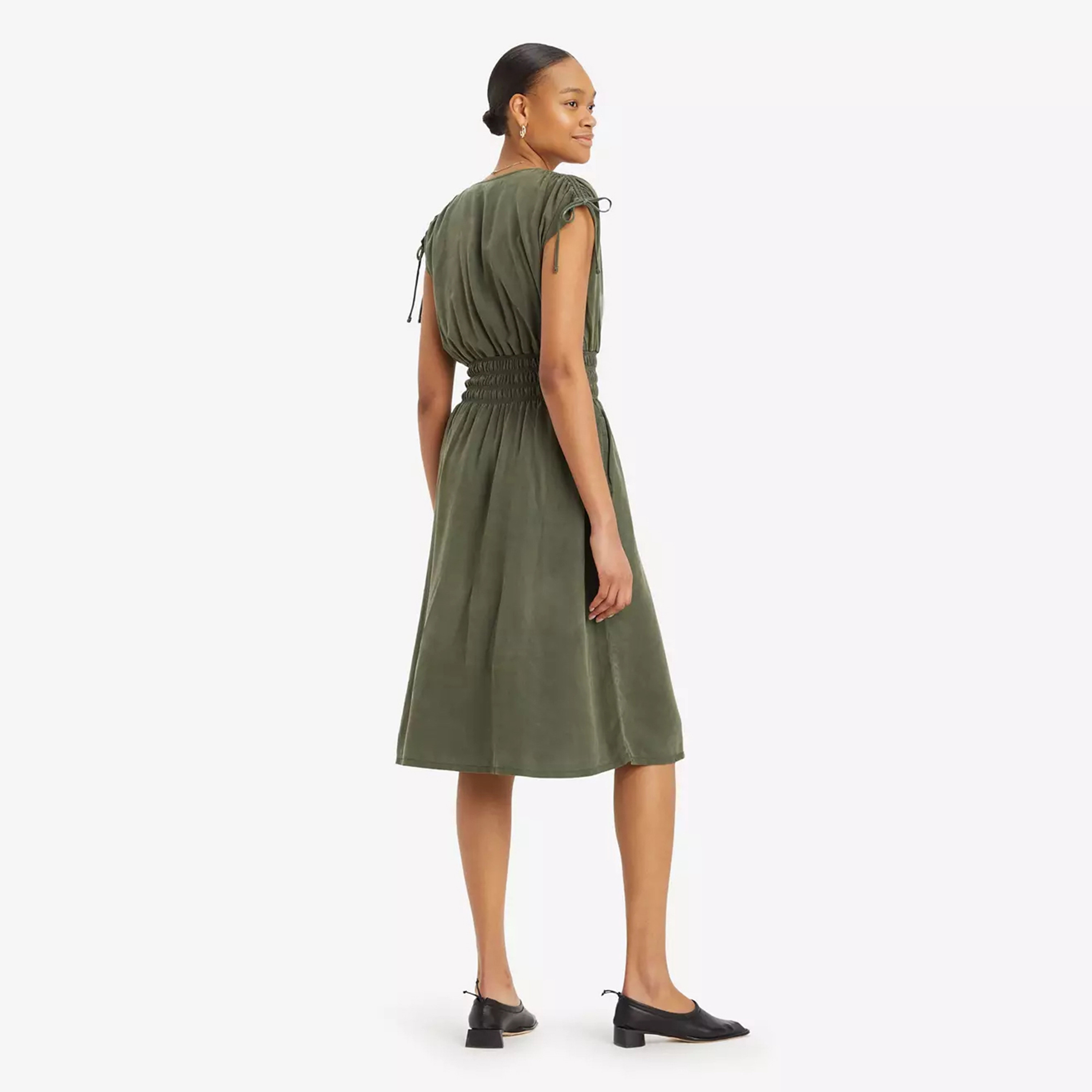 فستان نسائي متوسط الطول من القطن أخضر مزركش ومفتوح من ليفايس-women-clothing-dresses-image-2