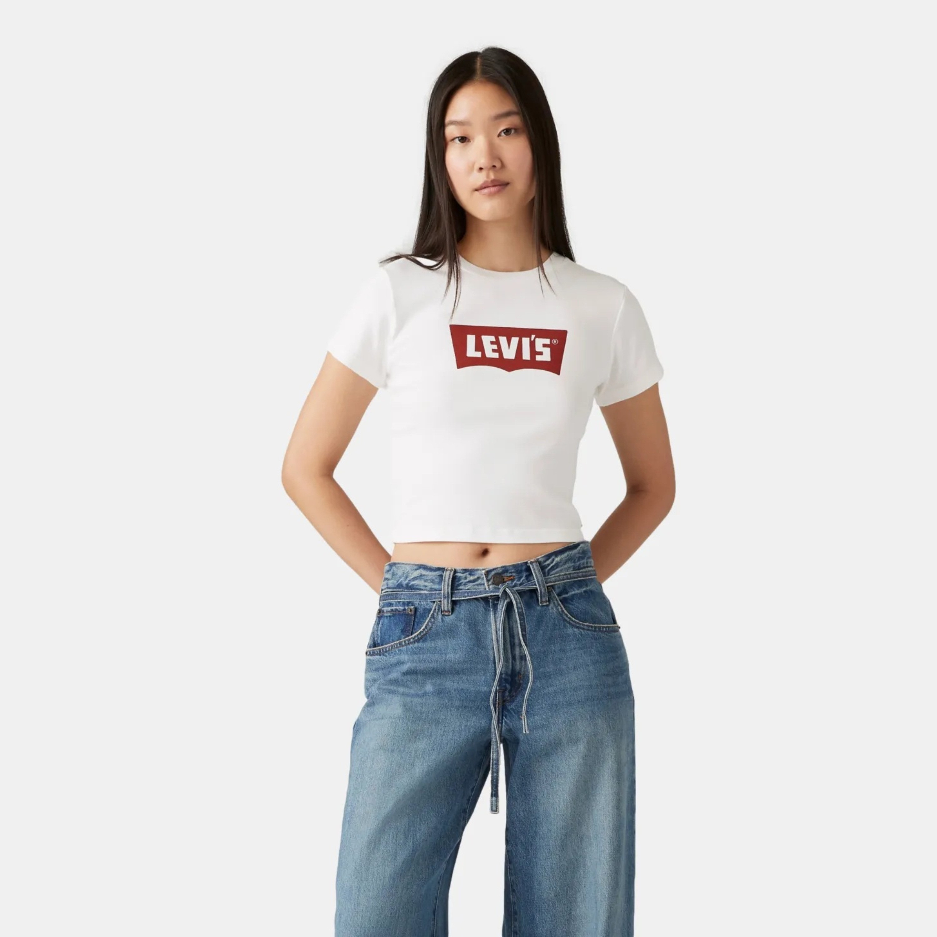 تي شيرت نسائي مطبوع برقبة دائرية وأكمام قصيرة من ليفايس-women-clothing-tshirts-image-1