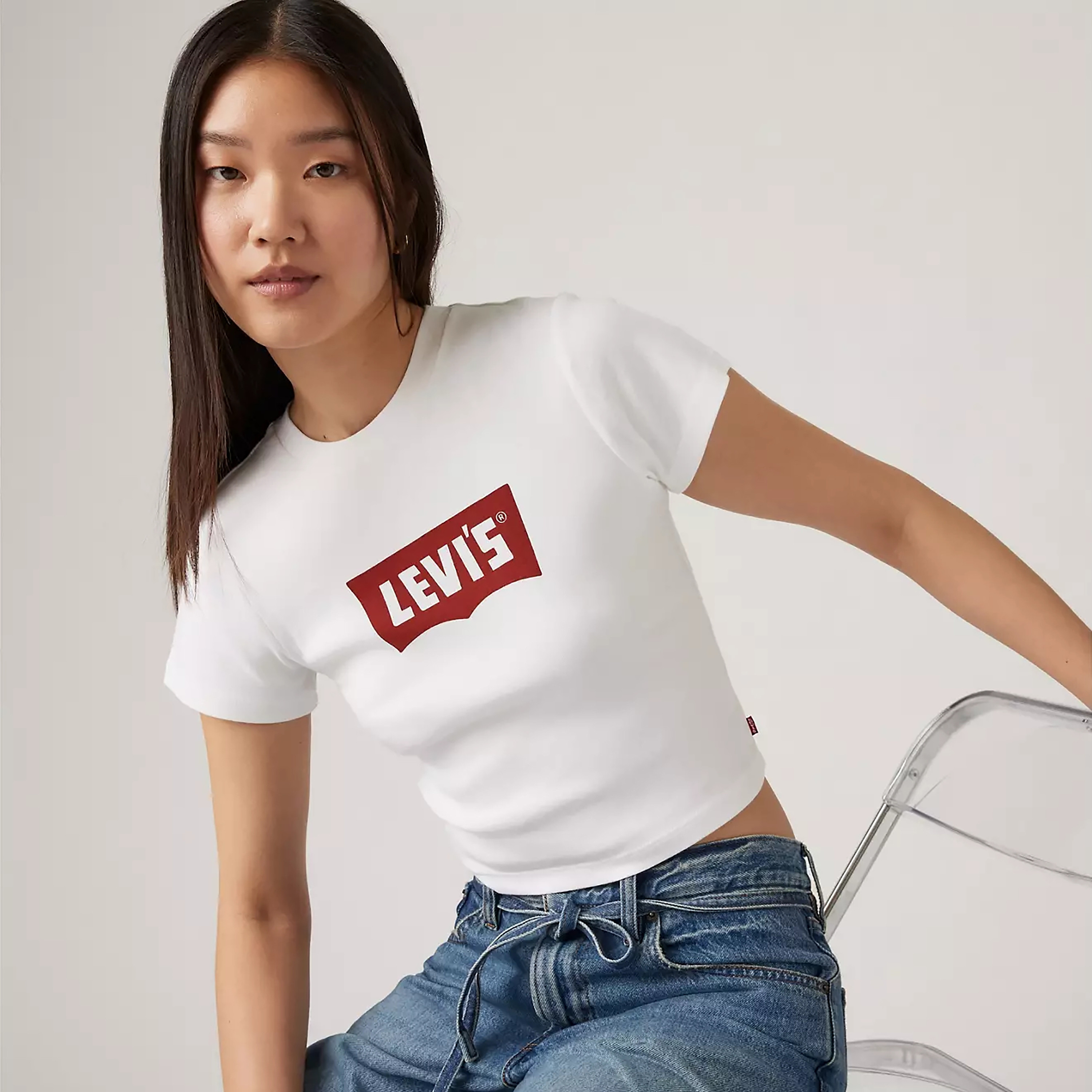 تي شيرت نسائي مطبوع برقبة دائرية وأكمام قصيرة من ليفايس-women-clothing-tshirts-image-2