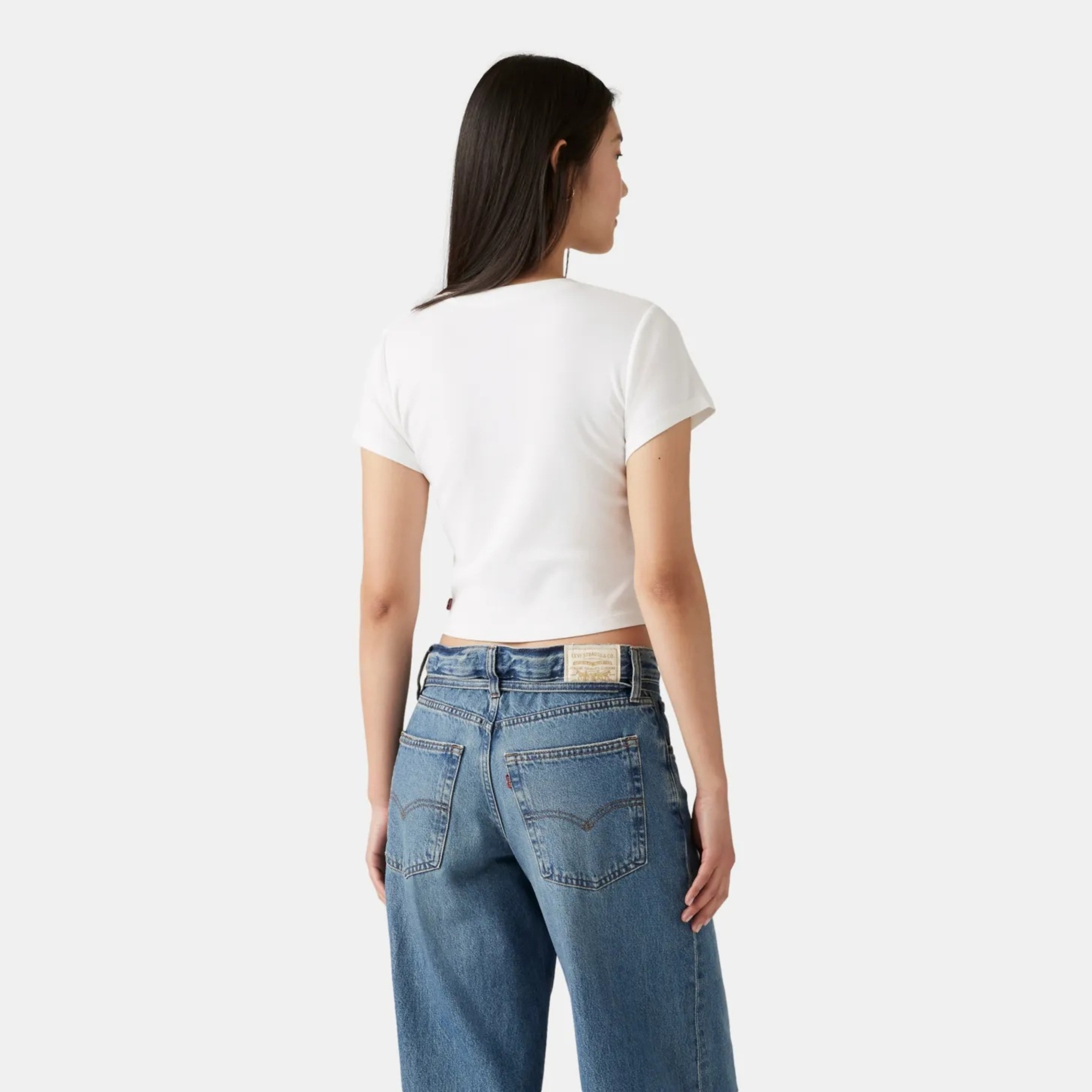 تي شيرت نسائي مطبوع برقبة دائرية وأكمام قصيرة من ليفايس-women-clothing-tshirts-image-4
