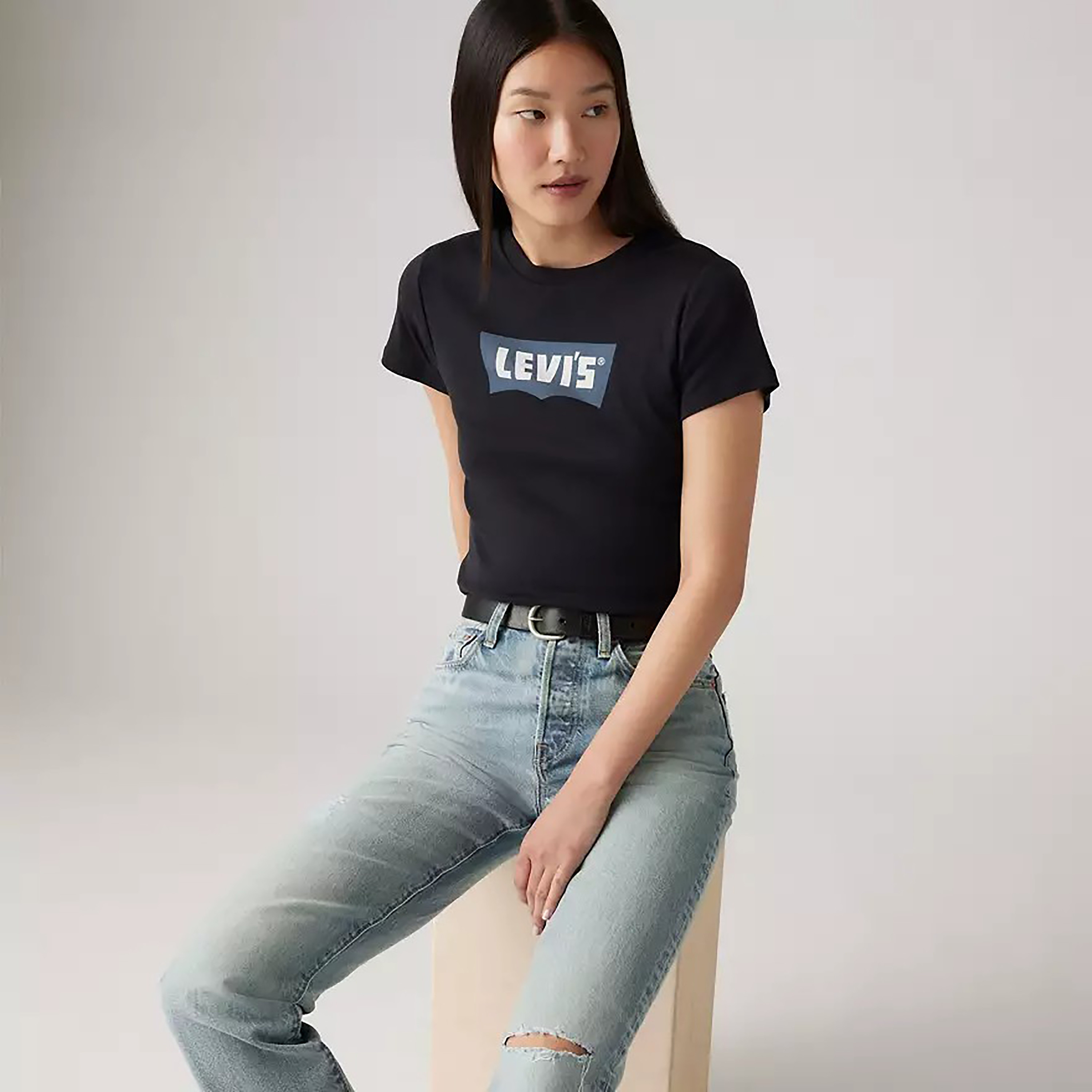 تي شيرت نسائي بأكمام قصيرة ورقبة دائرية وشعار من ليفايس-women-clothing-tshirts-image-1