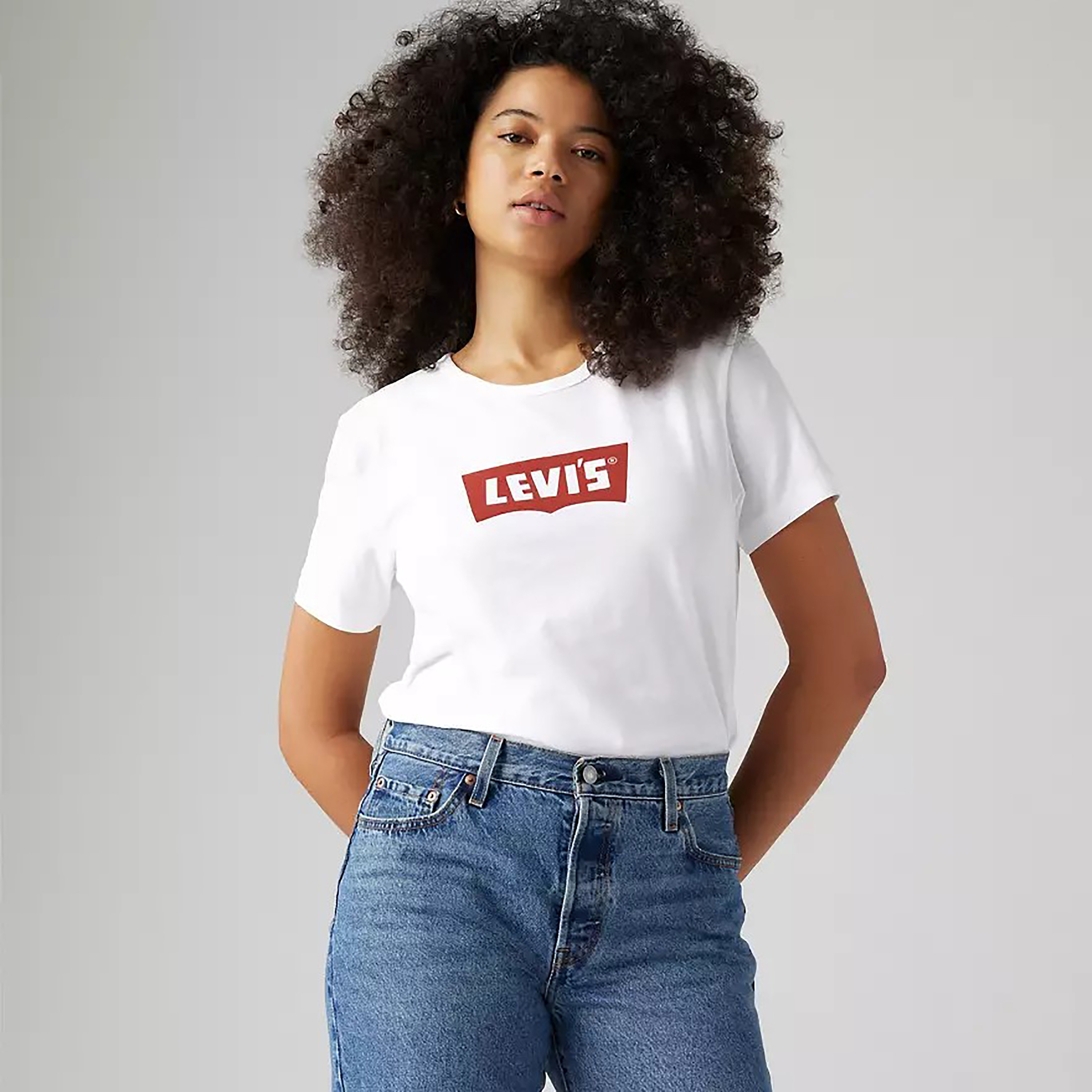 تي شيرت نسائي بأكمام قصيرة ورقبة دائرية وشعار من ليفايس-women-clothing-tshirts-image-1