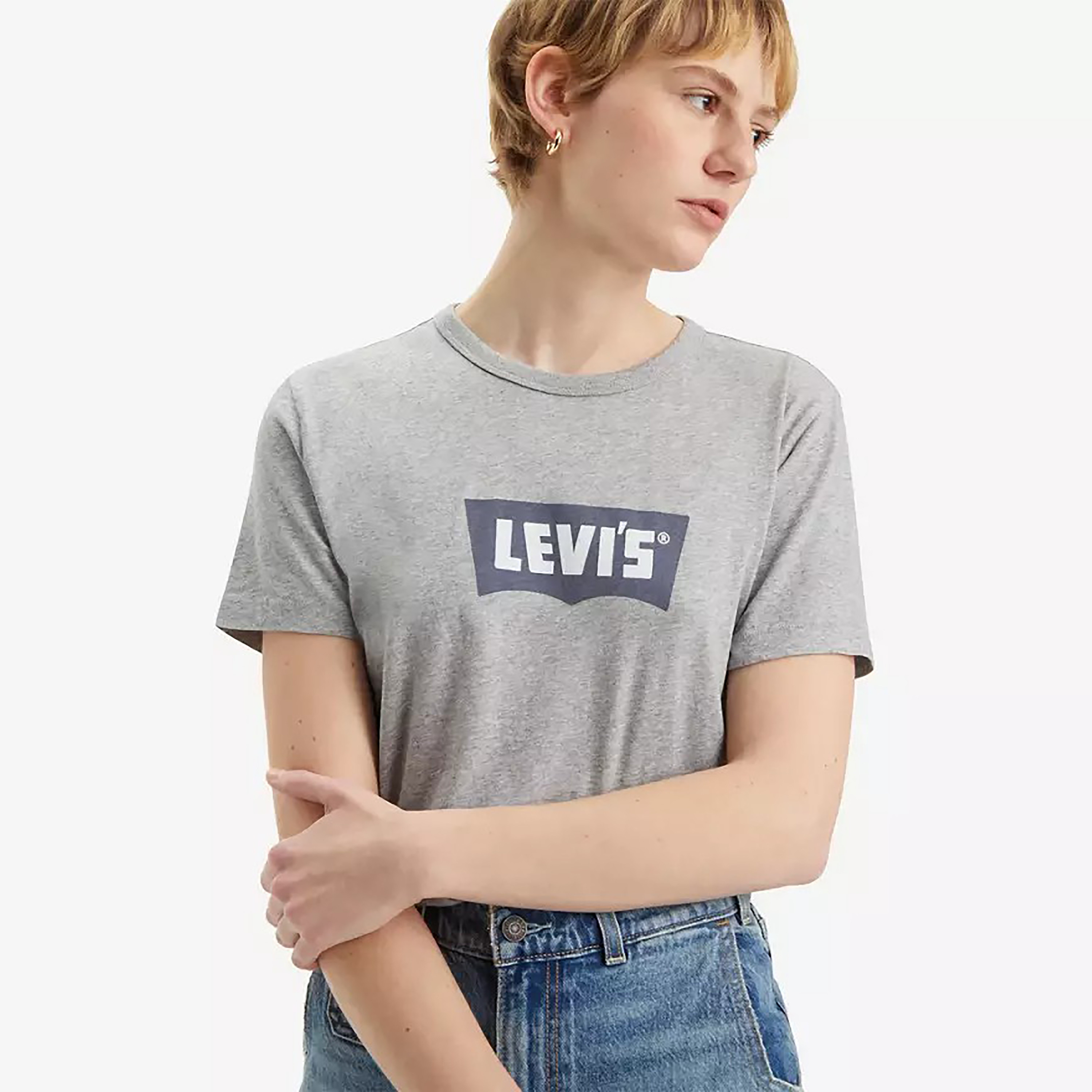 تي شيرت نسائي بأكمام قصيرة ورقبة دائرية وشعار من ليفايس-women-clothing-tshirts-image-1