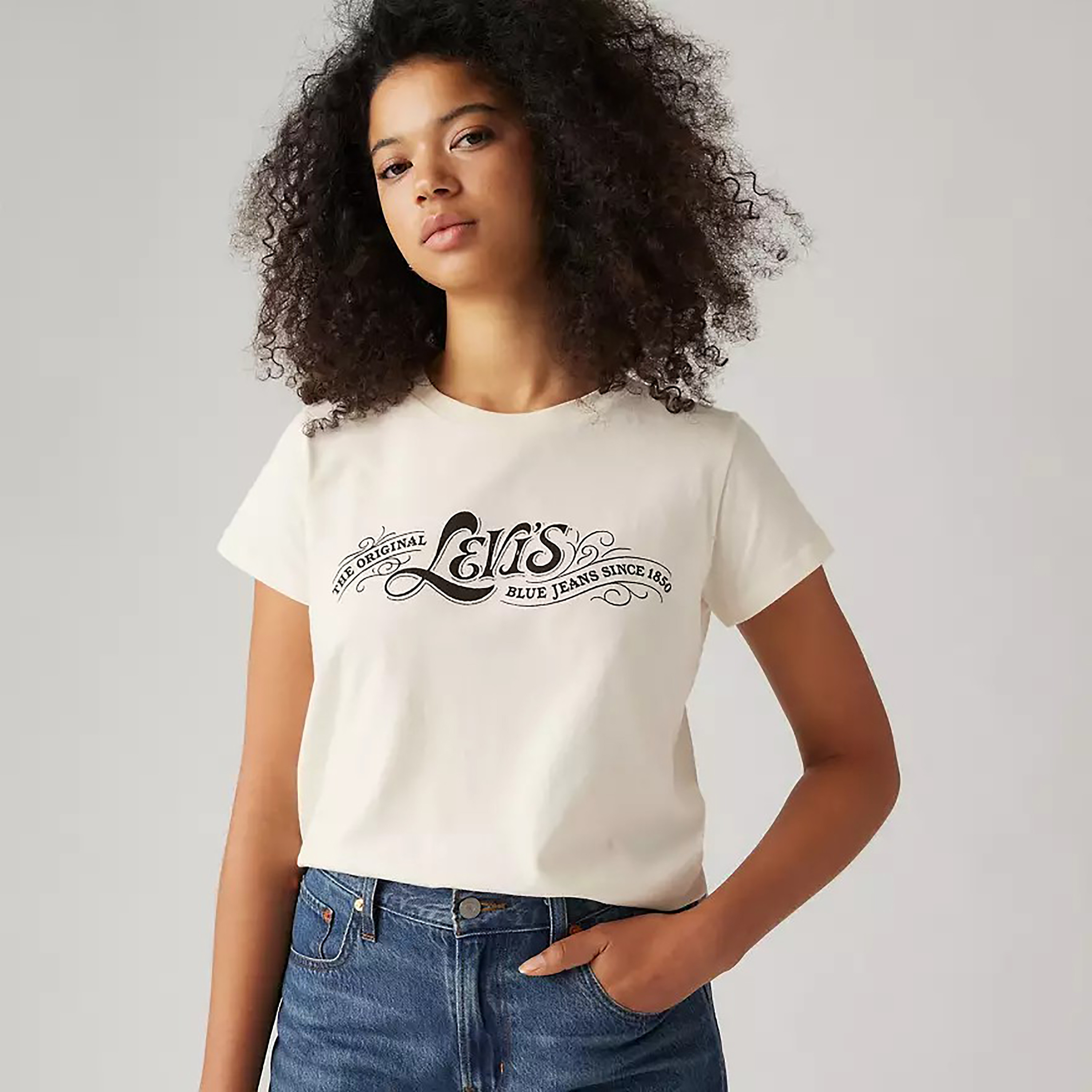 تي شيرت نسائي مطبوع برقبة دائرية وأكمام قصيرة من ليفايس-women-clothing-tshirts-image-1