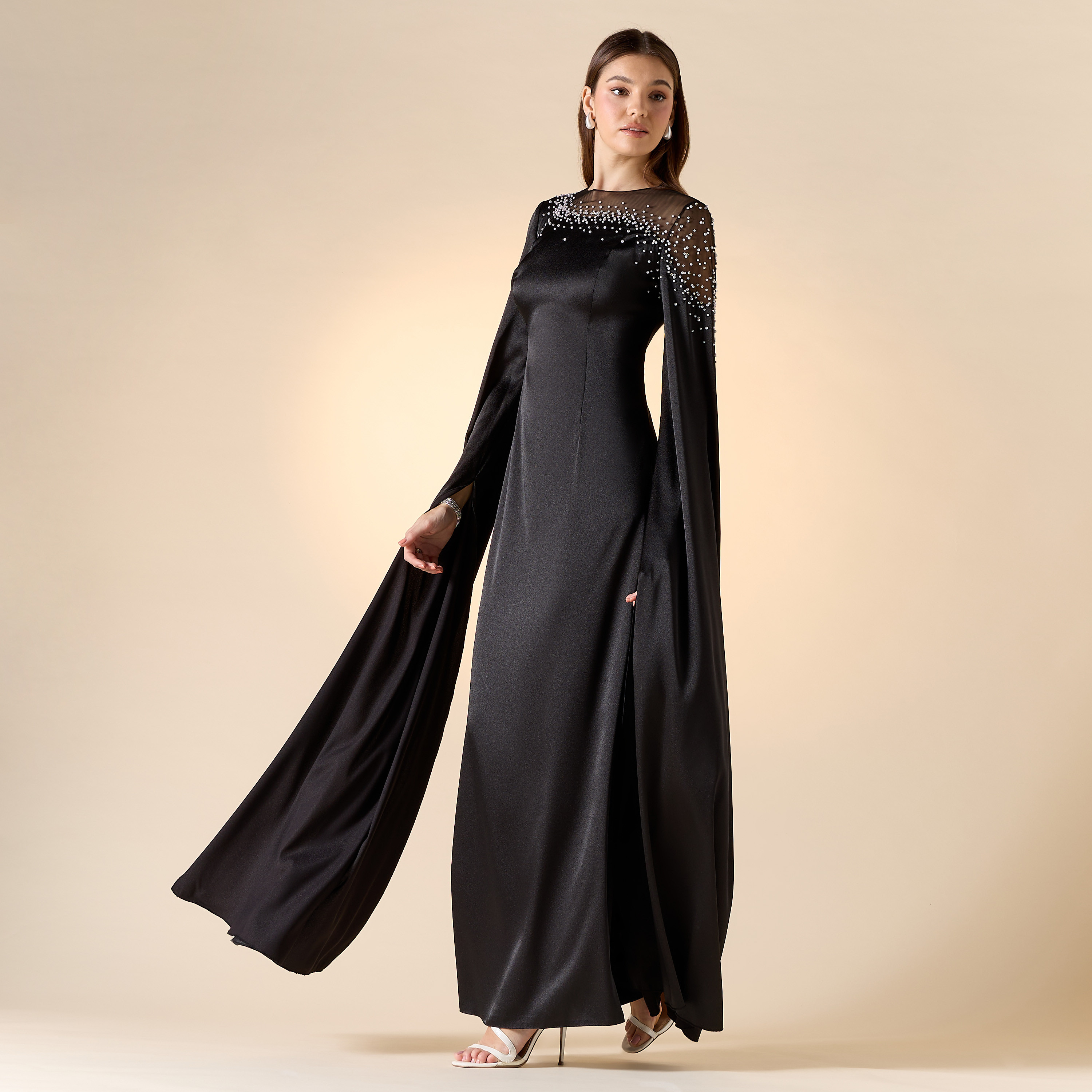 فستان ماكسي مزين باللؤلؤ بياقة مستديرة وأكمام طويلة بفتحة من آرا-women-clothing-dresses-image-2