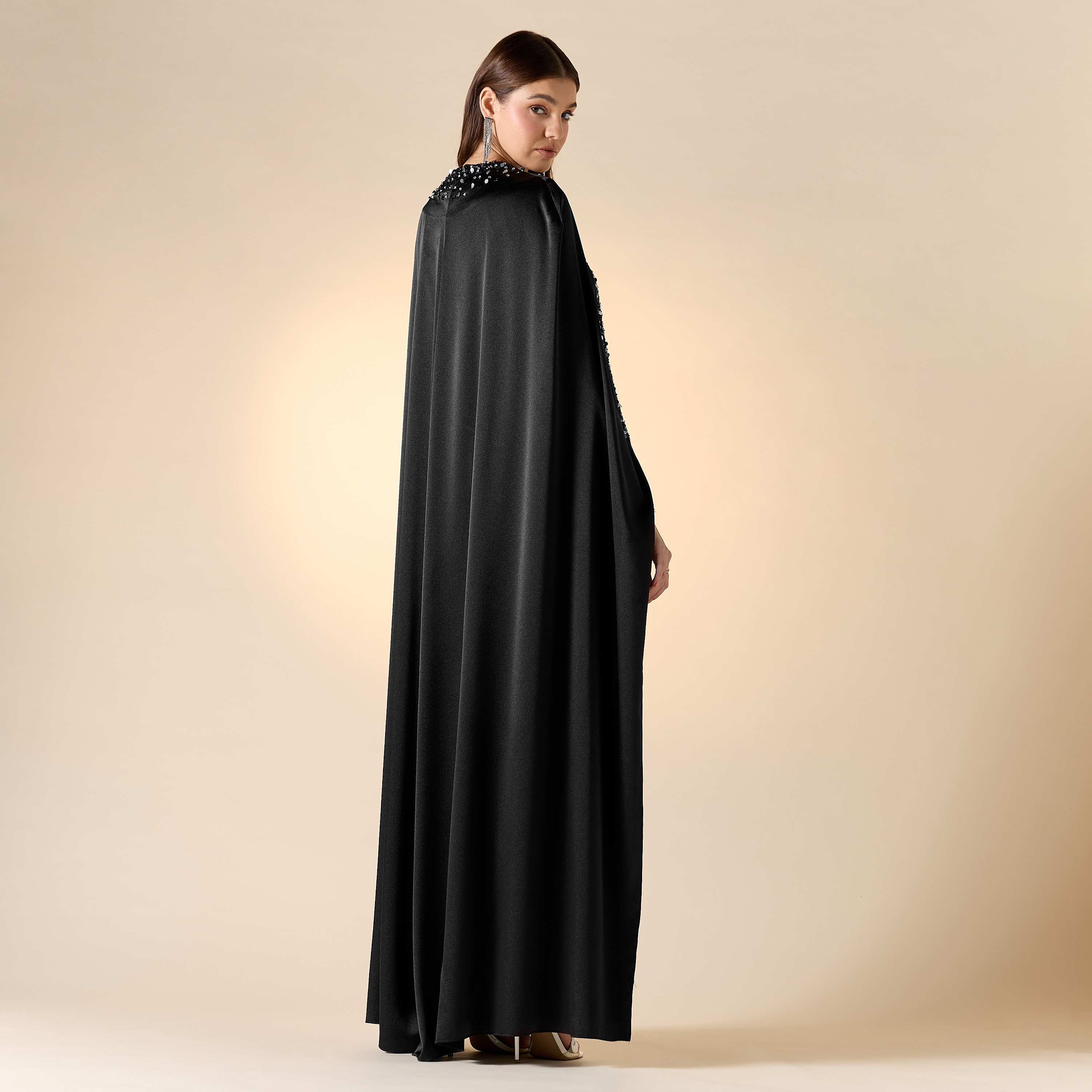 فستان طويل سادة دون أكمام مع كاب بياقة مستديرة وتزيينات ترتر من آرا-women-clothing-dresses-image-3