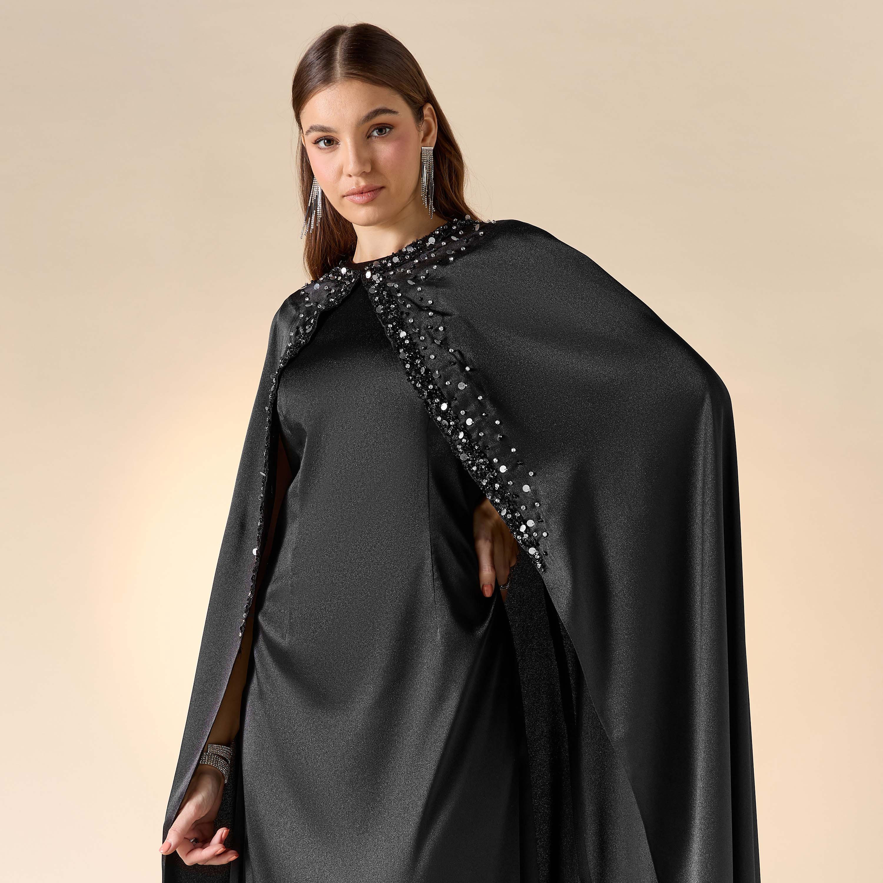 فستان طويل سادة دون أكمام مع كاب بياقة مستديرة وتزيينات ترتر من آرا-women-clothing-dresses-image-4