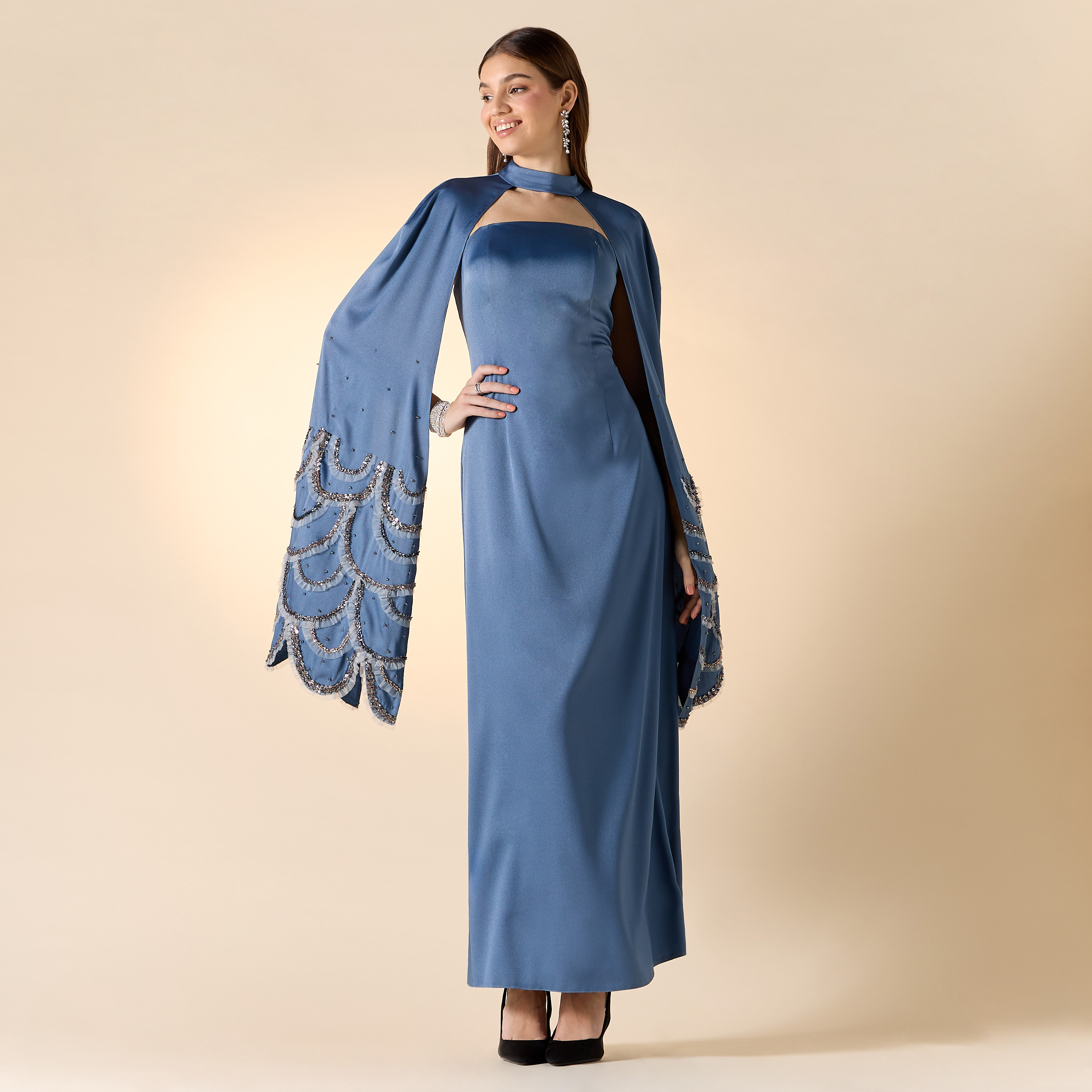 فستان طويل سادة بأكتاف مكشوف مع سترة كاب مزينة من آرا-women-clothing-dresses-image-1